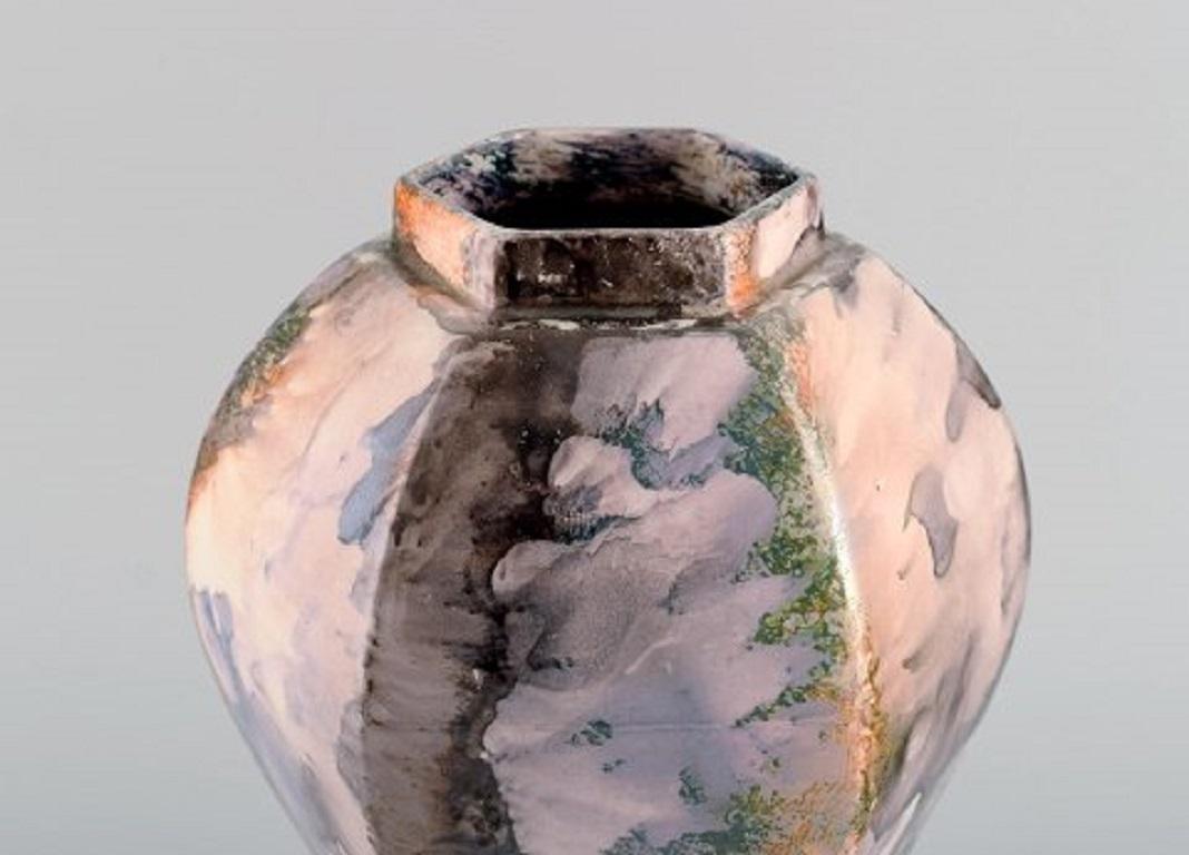 Vase Art déco en céramique émaillée de Rörstrand. Belle glaçure avec effet de marbre multicolore, années 1920.
Dimensions : 25,5 x 17,5 cm : 25,5 x 17,5 cm.
Estampillé.
En parfait état.
