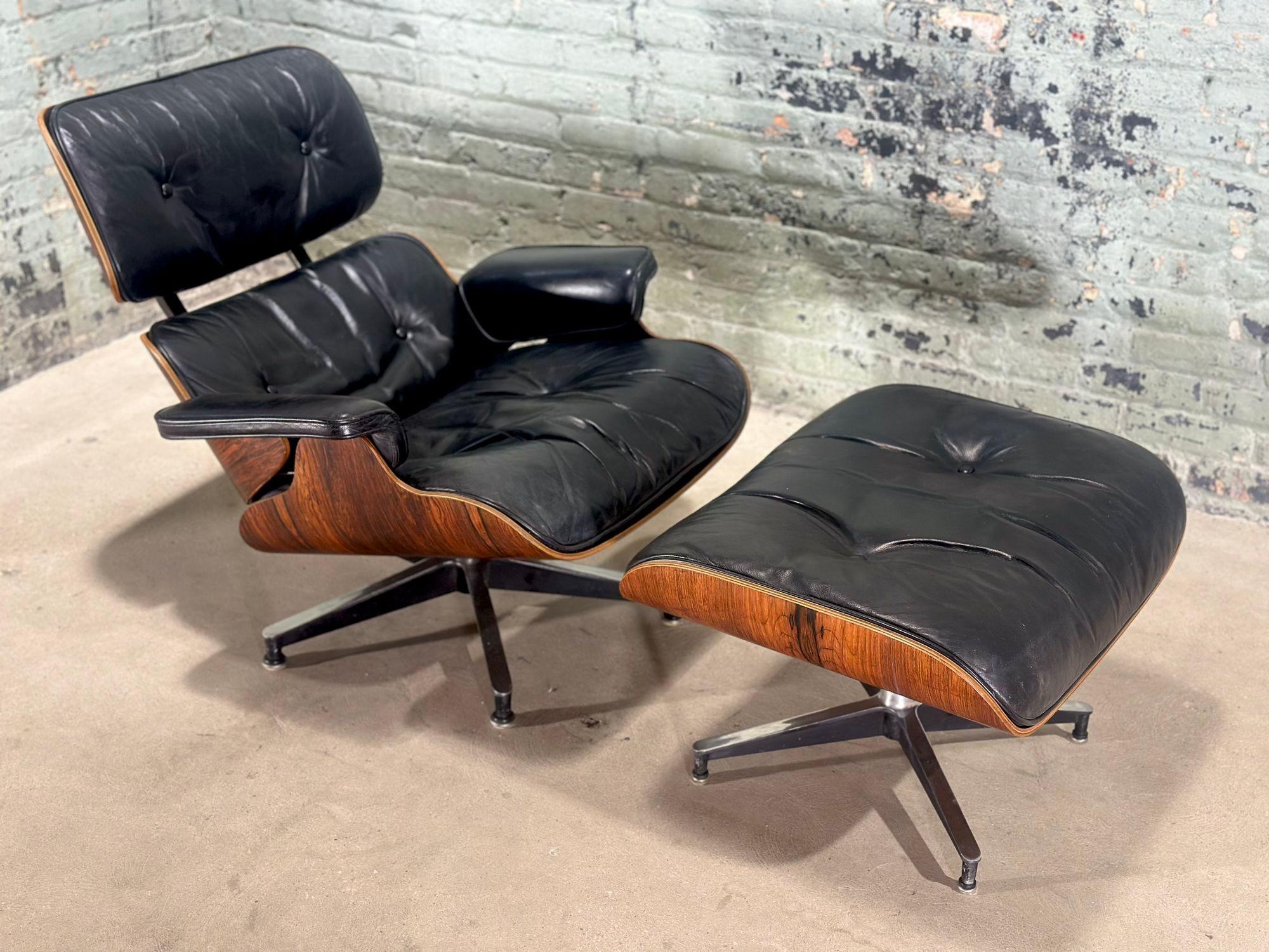 Früher Palisander Eames 670 Lounge Chair 671/Ottoman, Anfang 1960 mit daunengefüllten Kissen. Das Rosenholz wurde geölt, das Aluminium poliert, das Leder aufbereitet und die seitlichen Stoßdämpferhalterungen neu montiert. Es gibt einen alten Kratzer