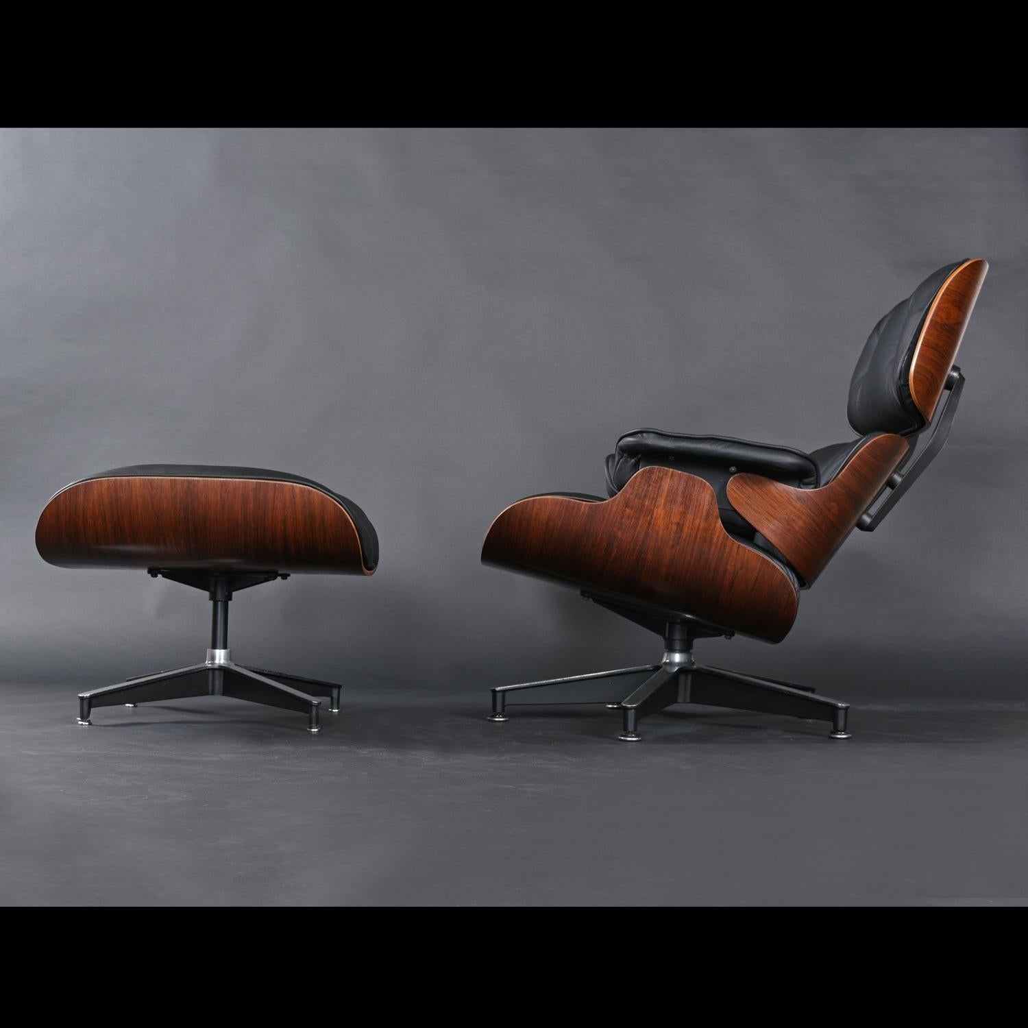 Cette chaise Eames ancienne (coussin rempli de duvet) est disponible aujourd'hui dans de nombreuses finitions de bois. Toutefois, le bois de rose n'est plus proposé sur les nouvelles chaises produites par Herman Miller. Ce bois exotique de luxe est