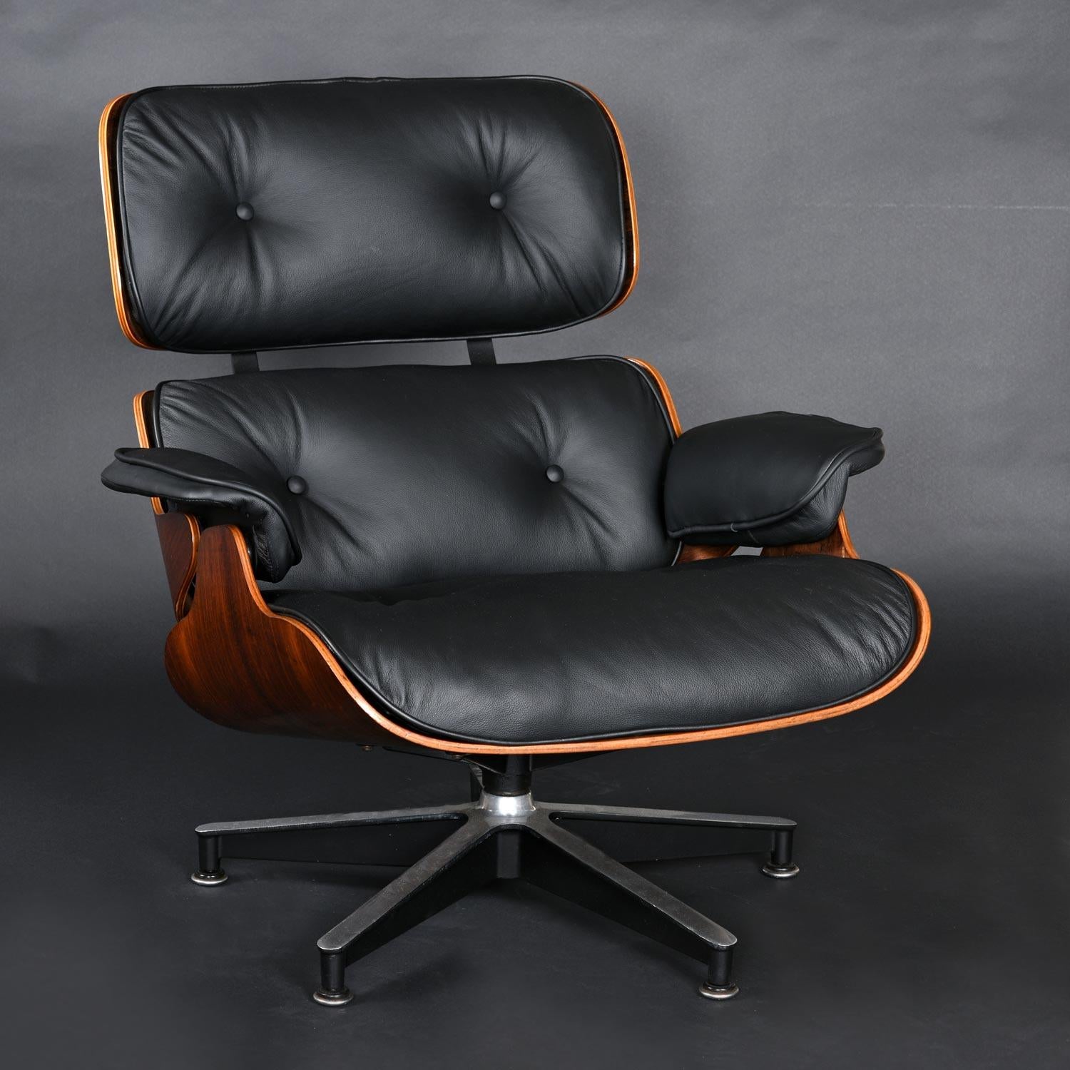 Mid-Century Modern Early Rosewood Eames Lounge Chair and Ottoman by Herman Miller in Black Leather