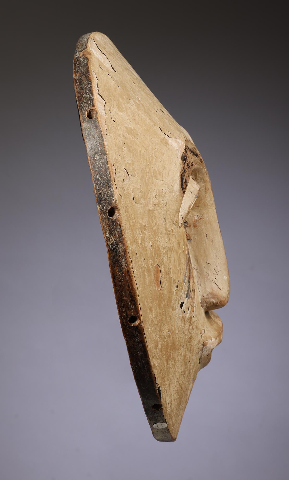 Anfang bis Mitte des Jahrhunderts getanzte runde Maske aus hellem Holz vom Volk der Yela oder M'bole, Demokratische Republik Kongo, Afrika. Fein geschnitzte Maske mit erhabenen Augen und diagonalen Ritzungen (durch die der Tänzer hindurchschauen