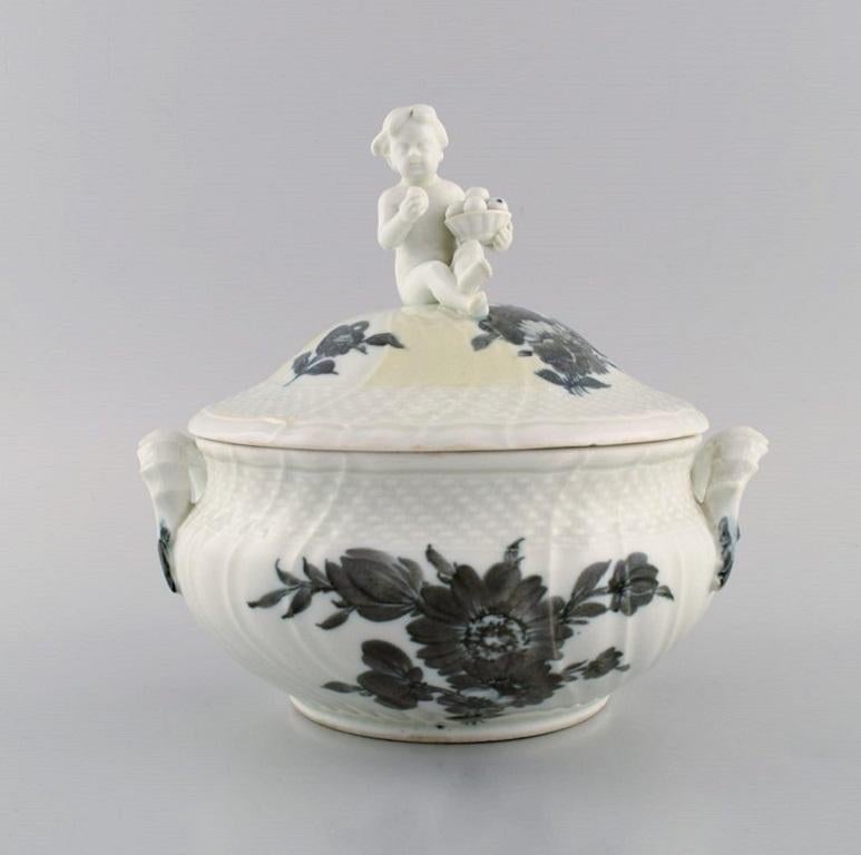 Dipinto a mano Zuppiera in porcellana con coperchio curvo a fiore blu di Royal Copenhagen in vendita