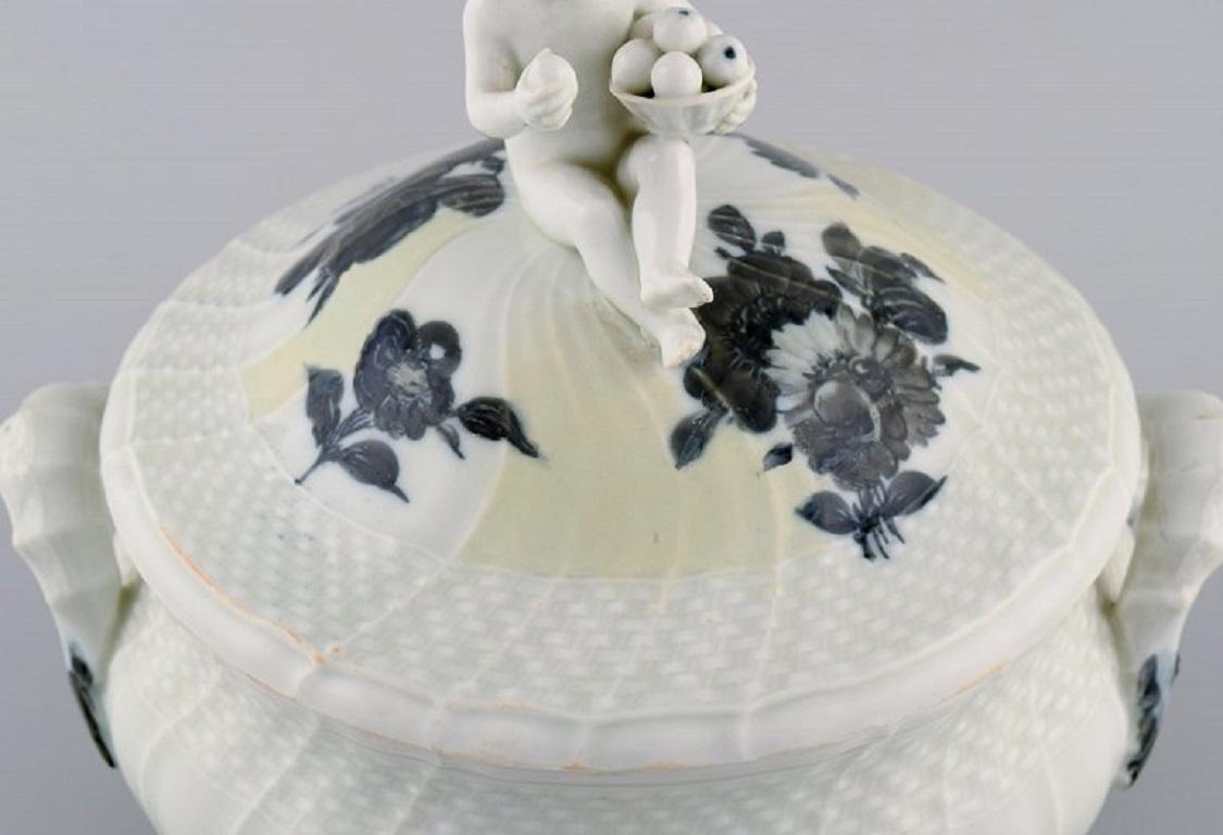 Early 19th Century Early Royal Copenhagen Blue Flower Curved Lidded Tureen in Porcelain For Sale