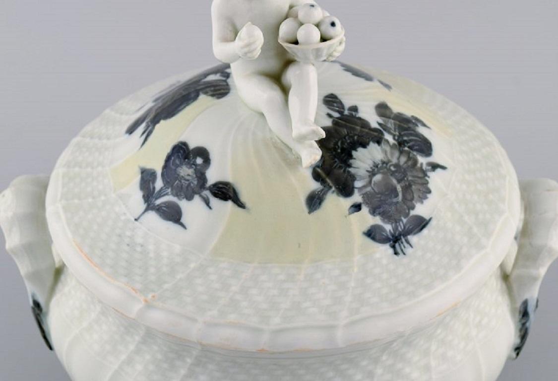 Inizio XIX secolo Zuppiera in porcellana con coperchio curvo a fiore blu di Royal Copenhagen in vendita