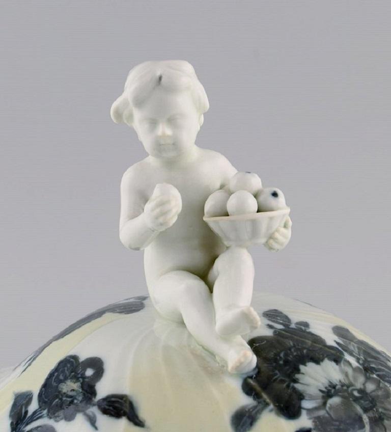 Zuppiera in porcellana con coperchio curvo a fiore blu di Royal Copenhagen in vendita 1