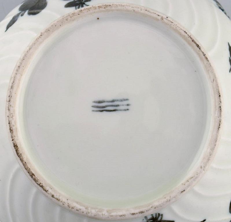 Zuppiera in porcellana con coperchio curvo a fiore blu di Royal Copenhagen in vendita 2