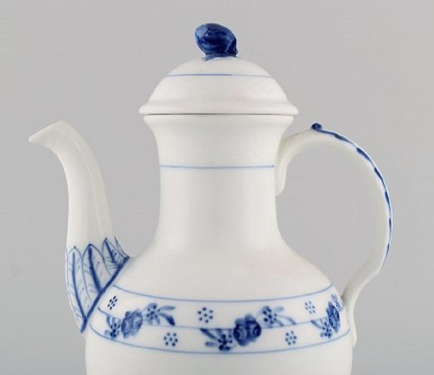 Early Royal Copenhagen rosebud / blue rose coffee pot in hand painted porcelain. # 408/8189,
early 20th century.
Measures: 24 x 18.5 cm.
In excellent condition.
Stamped.
  