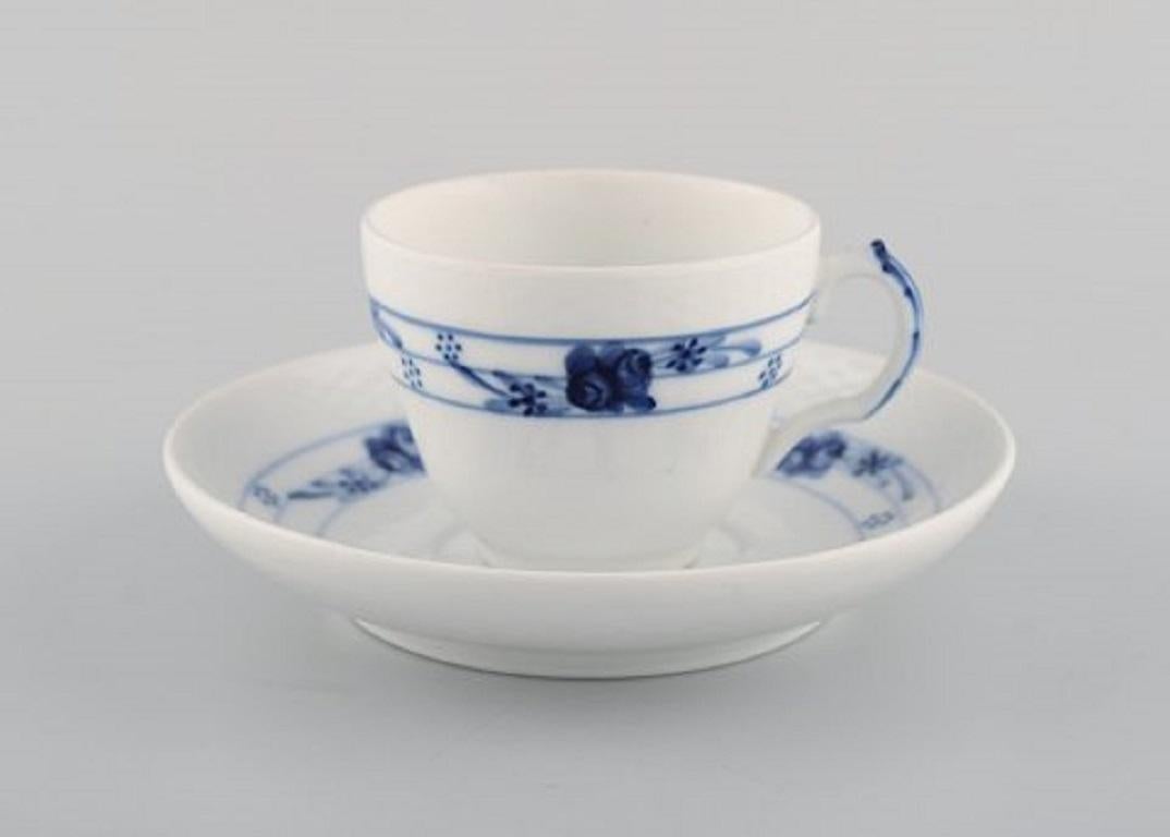Early Royal Copenhagen rosebud or blue rose coffee service for five people in hand painted porcelain,
early 20th century.
Consisting of five coffee cups with saucers and five plates.
The coffee cup measures: 7.5 x 5.7 cm.
The plate measures: