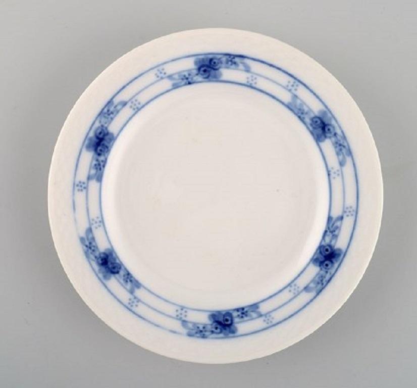 Early Royal Copenhagen rosebud / blue rose service. Two dishes and three plates in hand painted porcelain, early 20th century.
Largest dish measures: 26 x 20 x 4 cm.
Plate diameter: 14.5 cm.
In excellent condition.
Stamped.
1st factory quality.