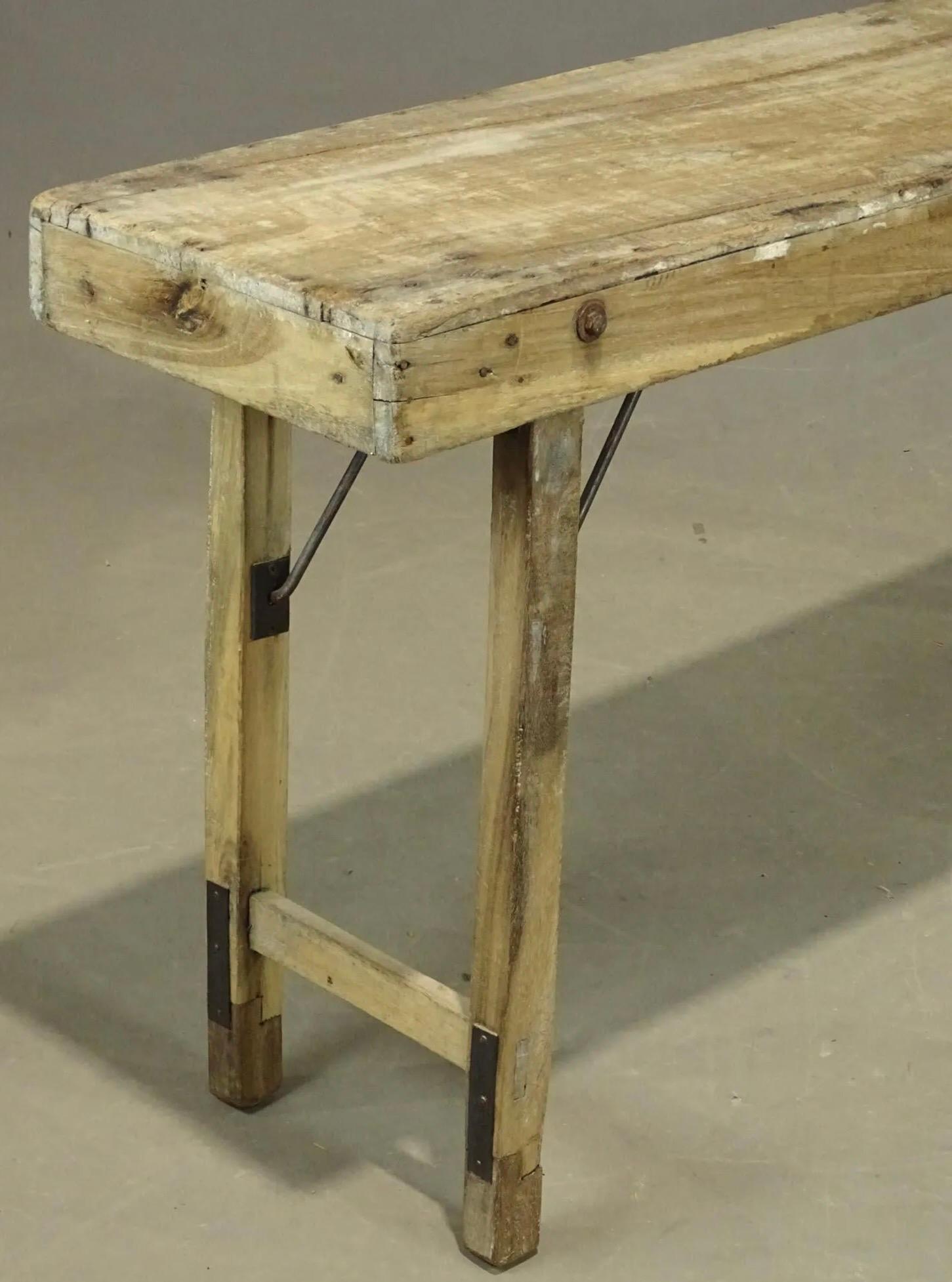 Ein früher rustikaler Klapptisch, der von Handwerkern möglicherweise zum Aufhängen von Papier verwendet wurde. Der Tisch lässt sich zusammenklappen und kann so leicht zu Projekten transportiert werden. 
Verwenden Sie diesen Tisch als Konsolentisch,