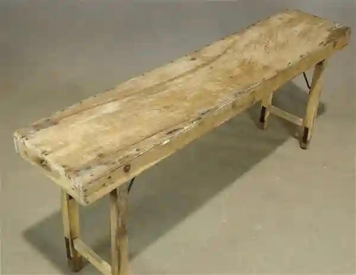Früher rustikaler klappbarer Tisch, möglicherweise für das Aufhängen von Papier (amerikanisch) im Angebot