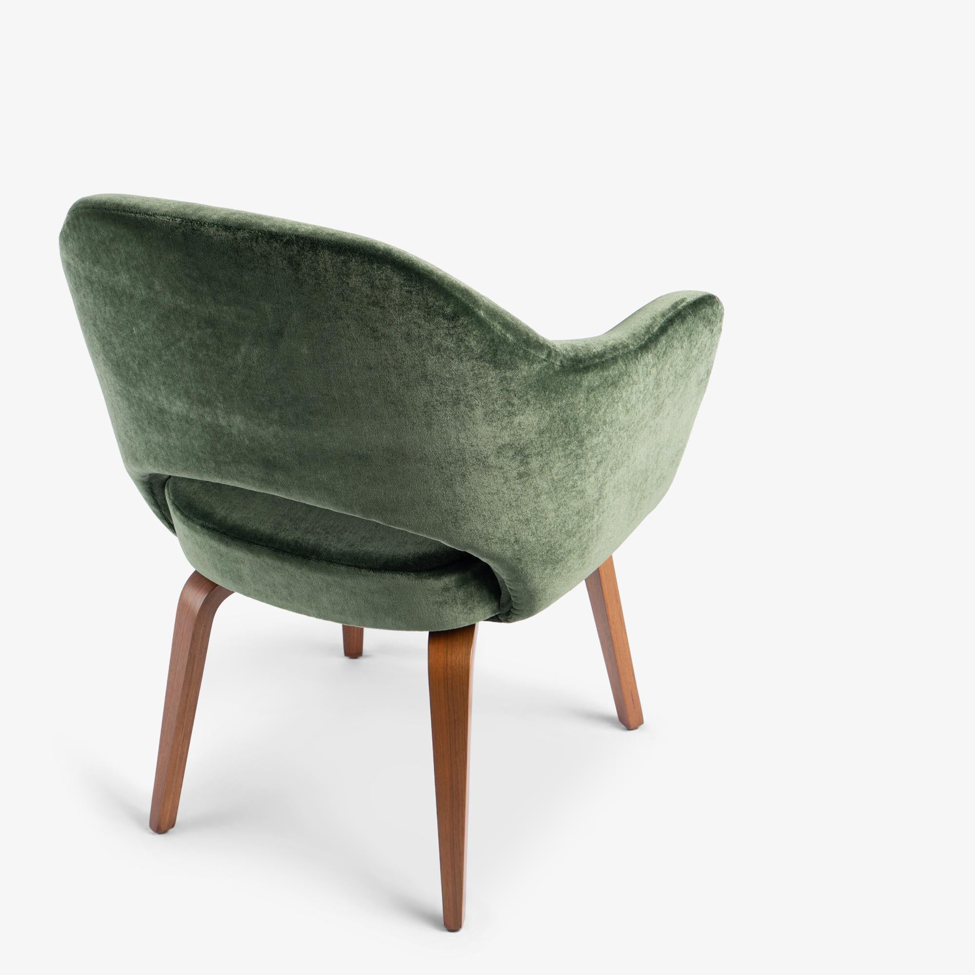 Le prime poltrone direzionali Saarinen in mohair di seta muschiata con gambe in noce, coppia in vendita 3