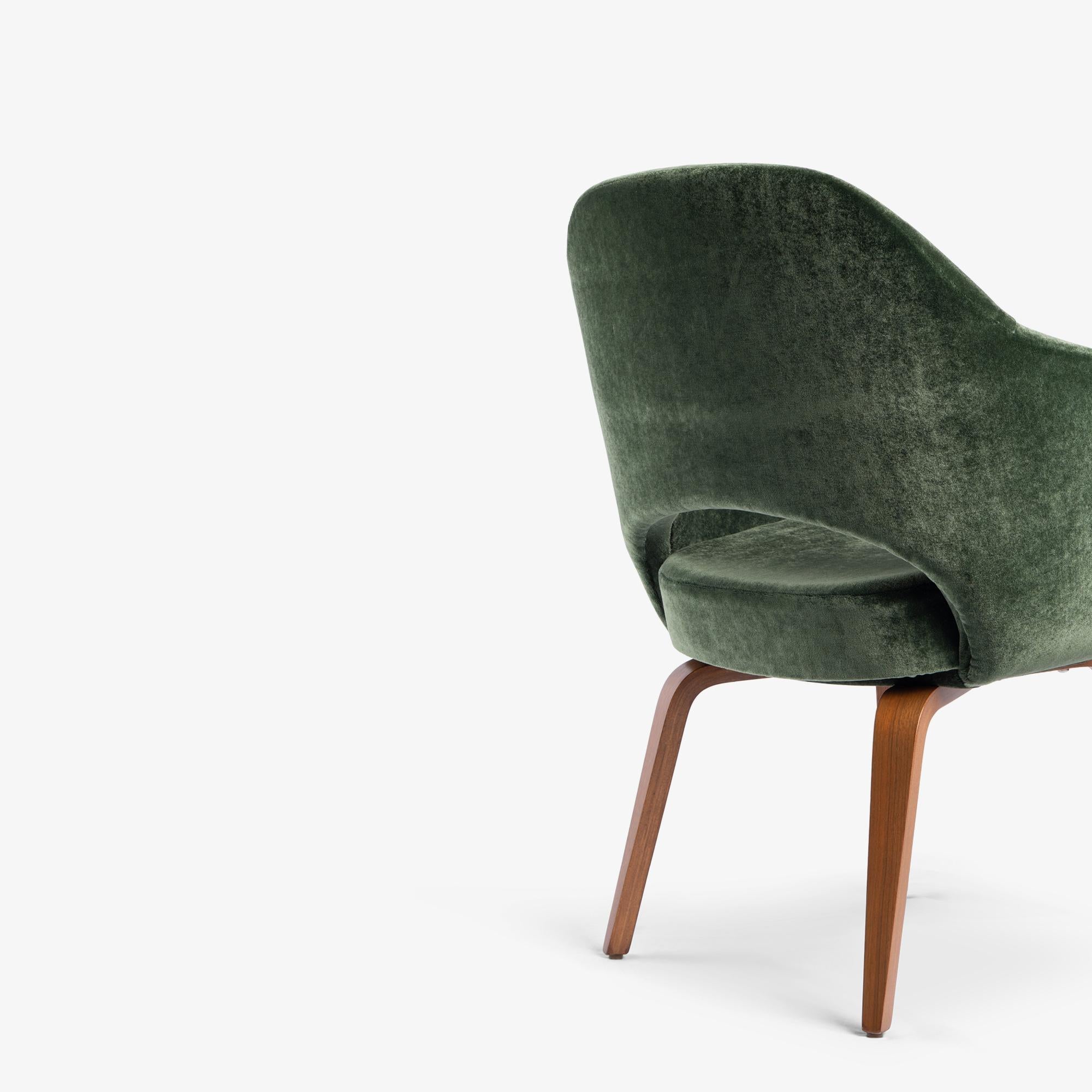 Le prime poltrone direzionali Saarinen in mohair di seta muschiata con gambe in noce, coppia in vendita 5