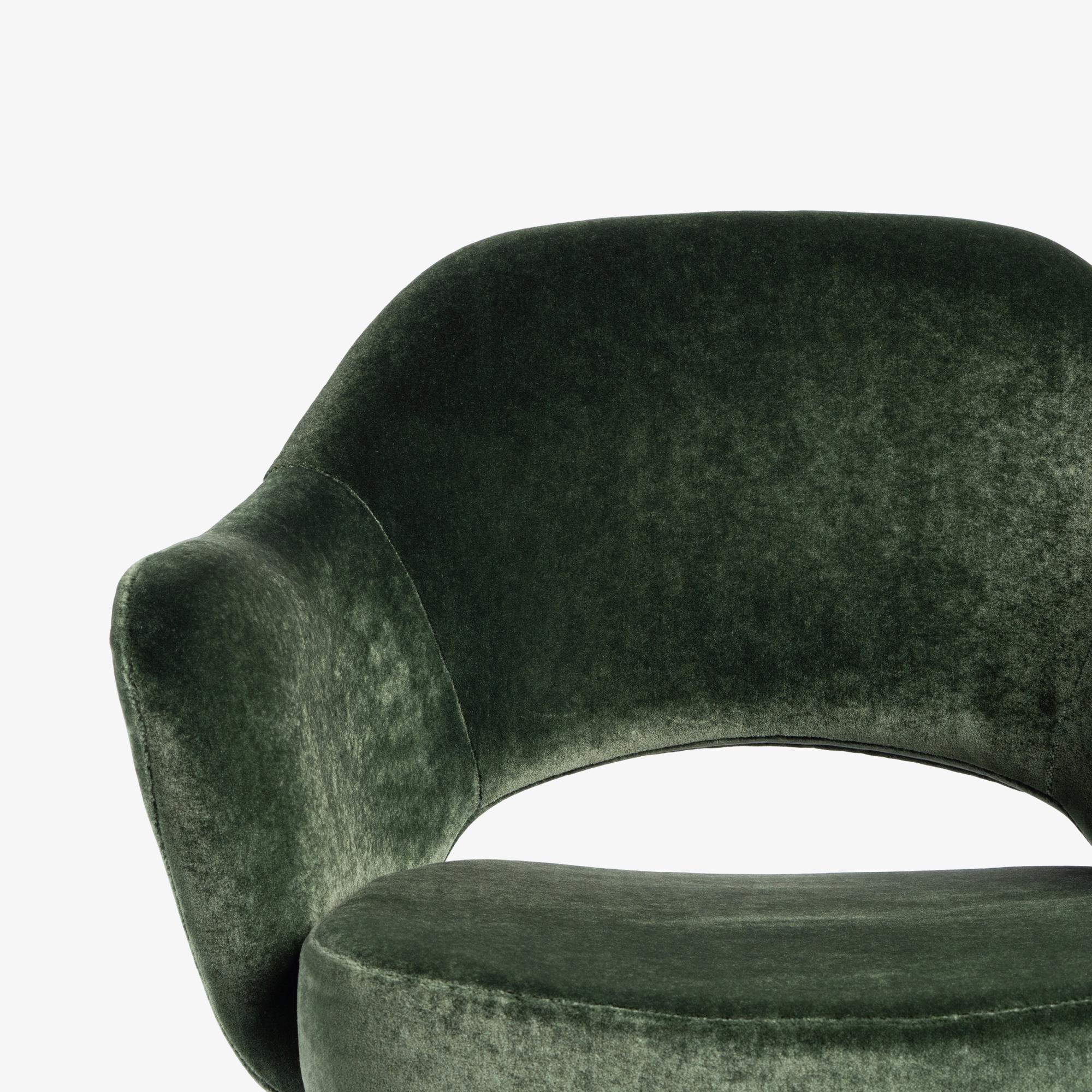 Le prime poltrone direzionali Saarinen in mohair di seta muschiata con gambe in noce, coppia in vendita 6