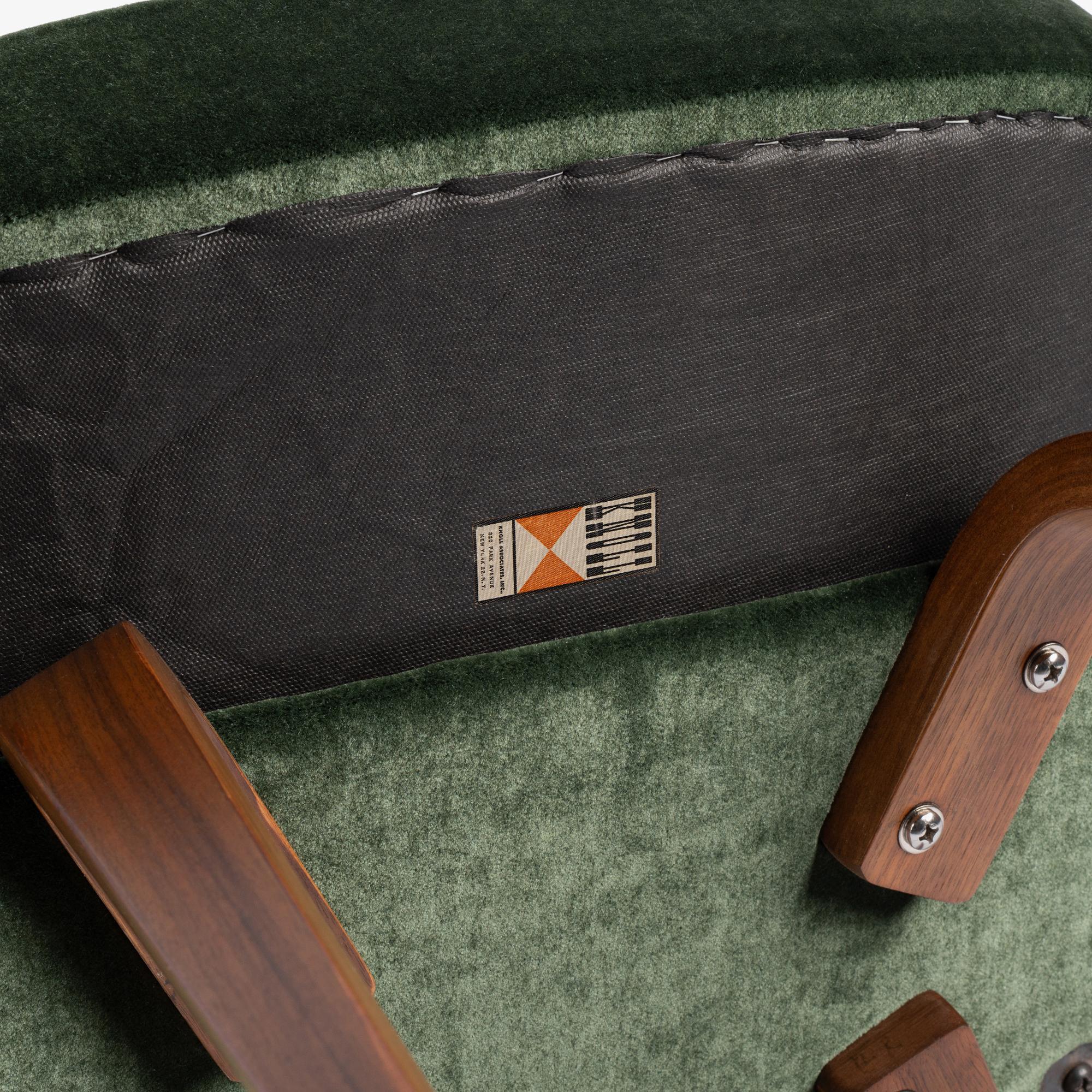 Le prime poltrone direzionali Saarinen in mohair di seta muschiata con gambe in noce, coppia in vendita 7