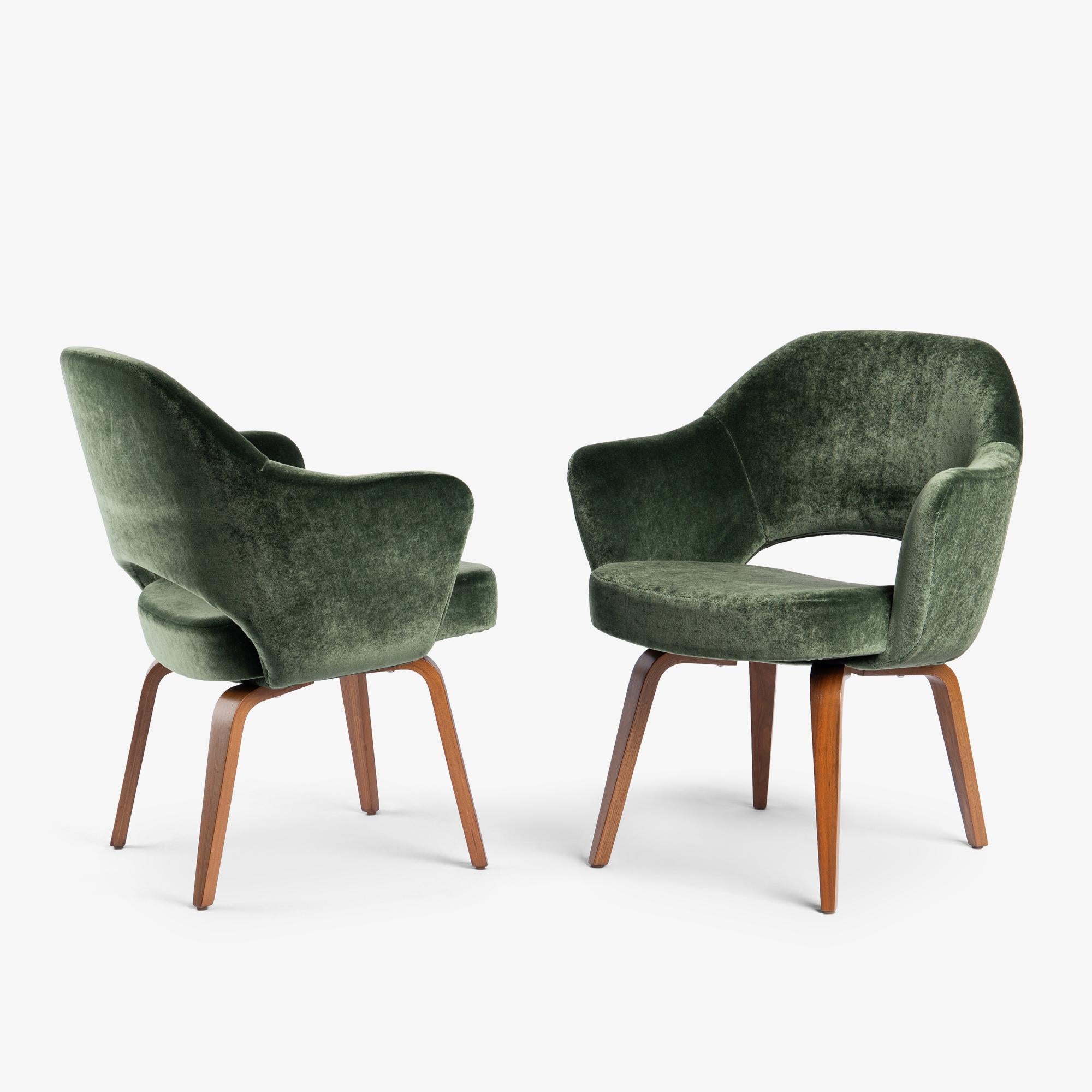 Eero Saarinen rimane uno dei designer di mobili più influenti del XX secolo, celebrato per il suo approccio scultoreo alle forme e per l'uso pionieristico dei materiali. Le sue iconiche creazioni per Knoll, tra cui la Tulip Chair, la Womb Chair e la