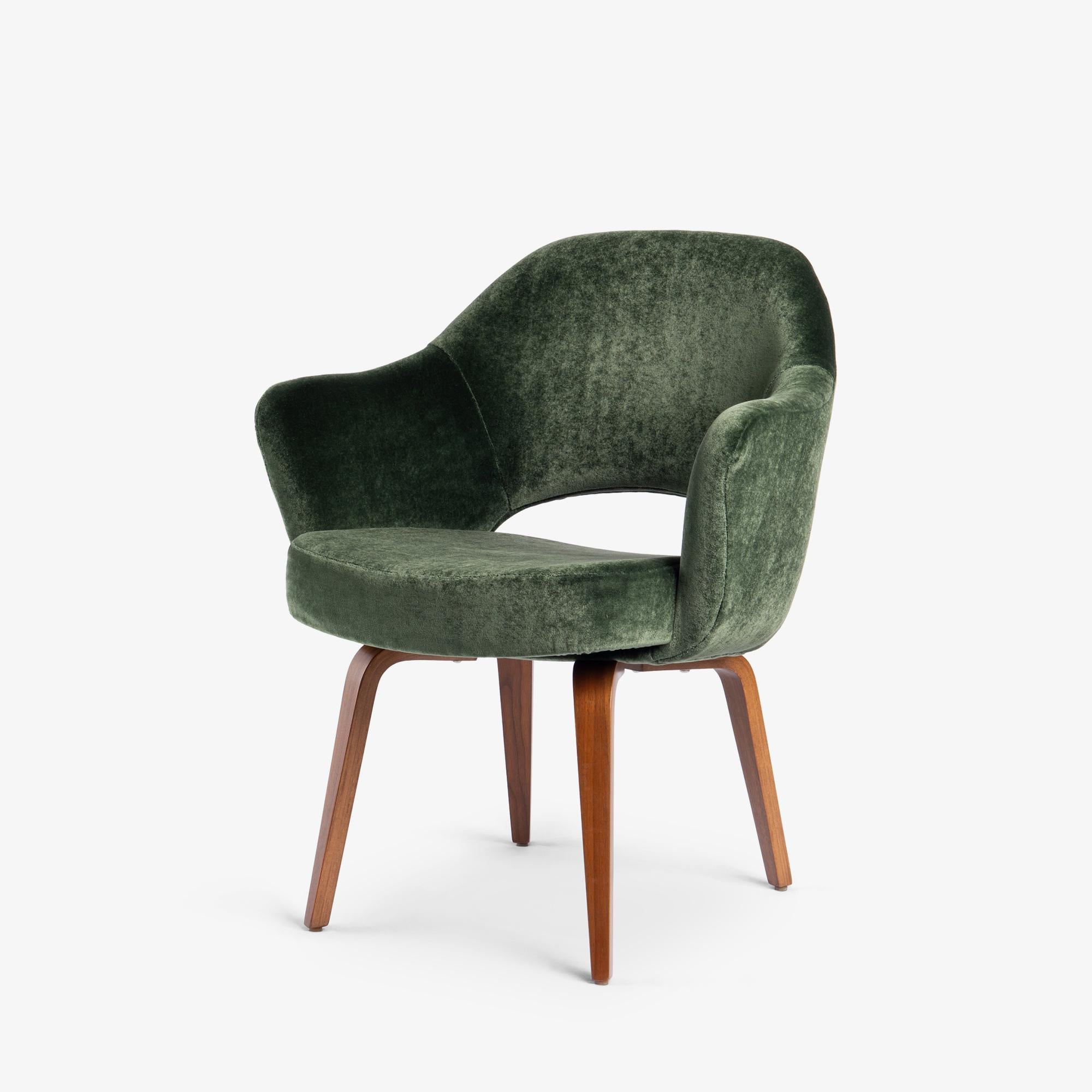 Mid-Century moderno Le prime poltrone direzionali Saarinen in mohair di seta muschiata con gambe in noce, coppia in vendita