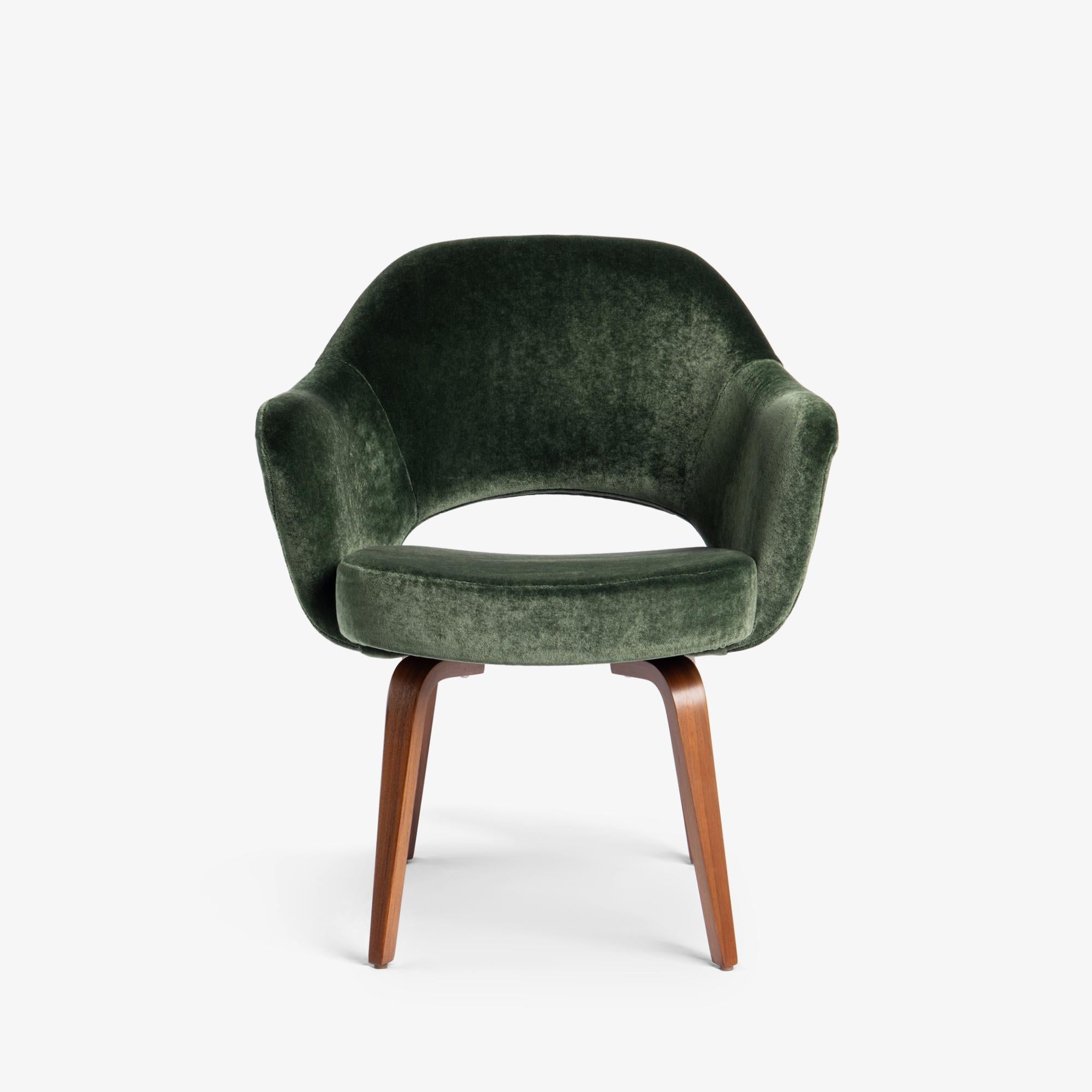 Americano Le prime poltrone direzionali Saarinen in mohair di seta muschiata con gambe in noce, coppia in vendita