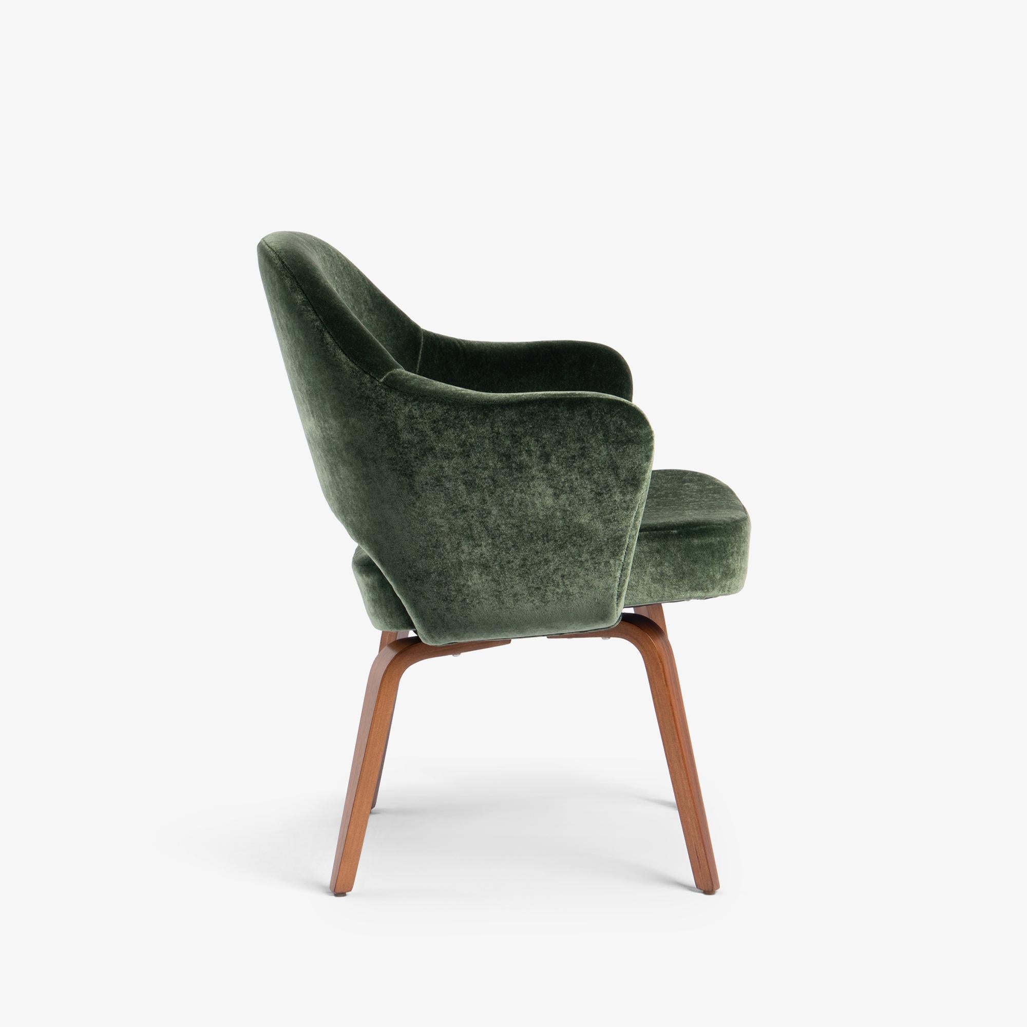 Le prime poltrone direzionali Saarinen in mohair di seta muschiata con gambe in noce, coppia In condizioni buone in vendita a Stamford, CT