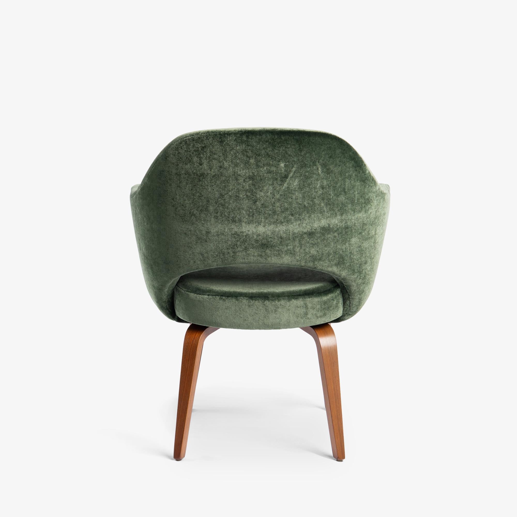 Tessuto Le prime poltrone direzionali Saarinen in mohair di seta muschiata con gambe in noce, coppia in vendita