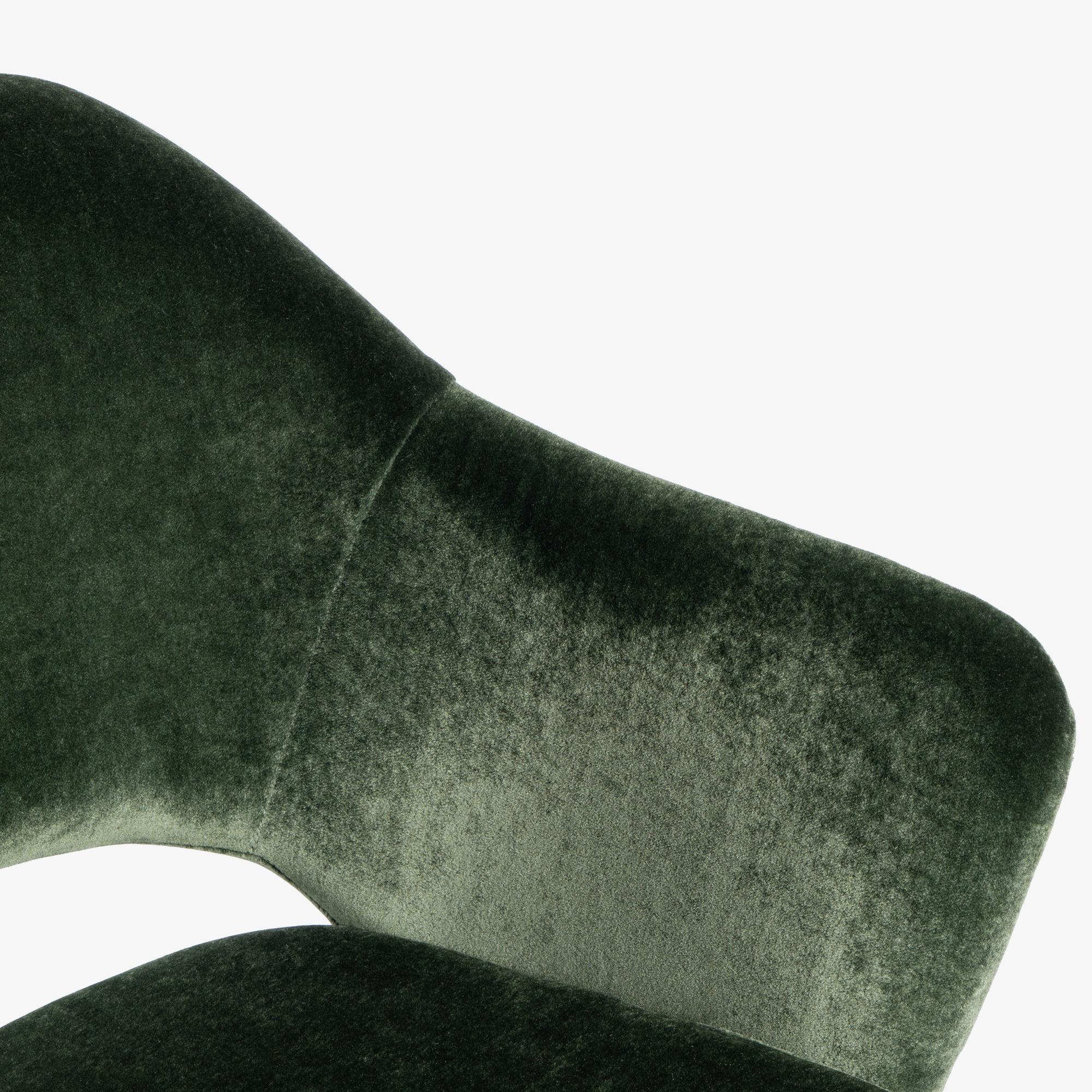 Le prime poltrone direzionali Saarinen in mohair di seta muschiata con gambe in noce, coppia in vendita 1