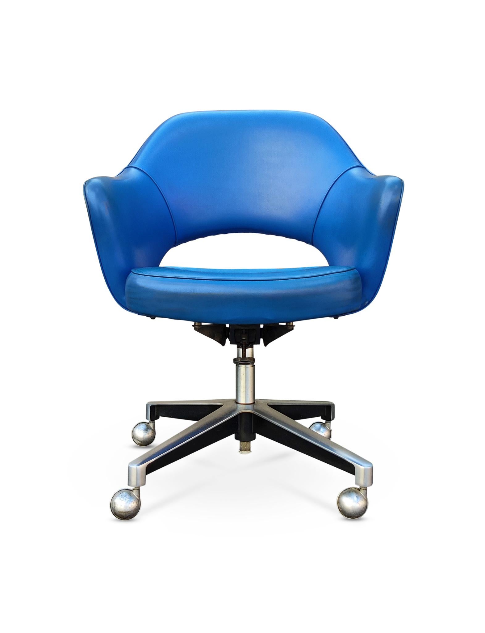 Please note, I have a matching pair of armchairs, see last picture. 

Executive armchair designed in 1950 by Eero Saarinen for Knoll Associates. This example is from the early '50's, with the earliest tilt mechanism. All original! The original blue