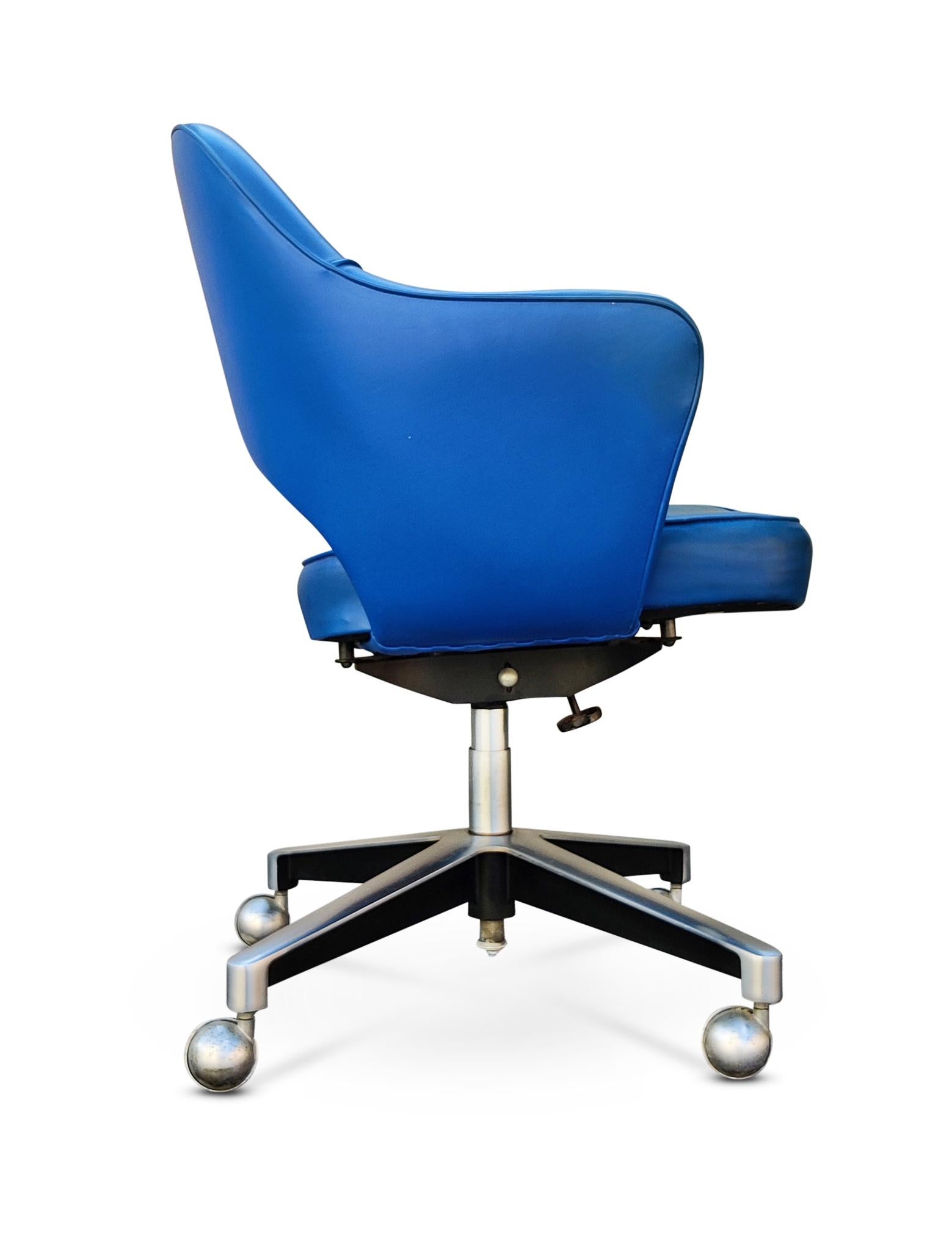 Mid-Century Modern Early Saarinen Knoll Executive Task or Desk Chair Tilt Swivel Castors Orig Vinyl For Sale