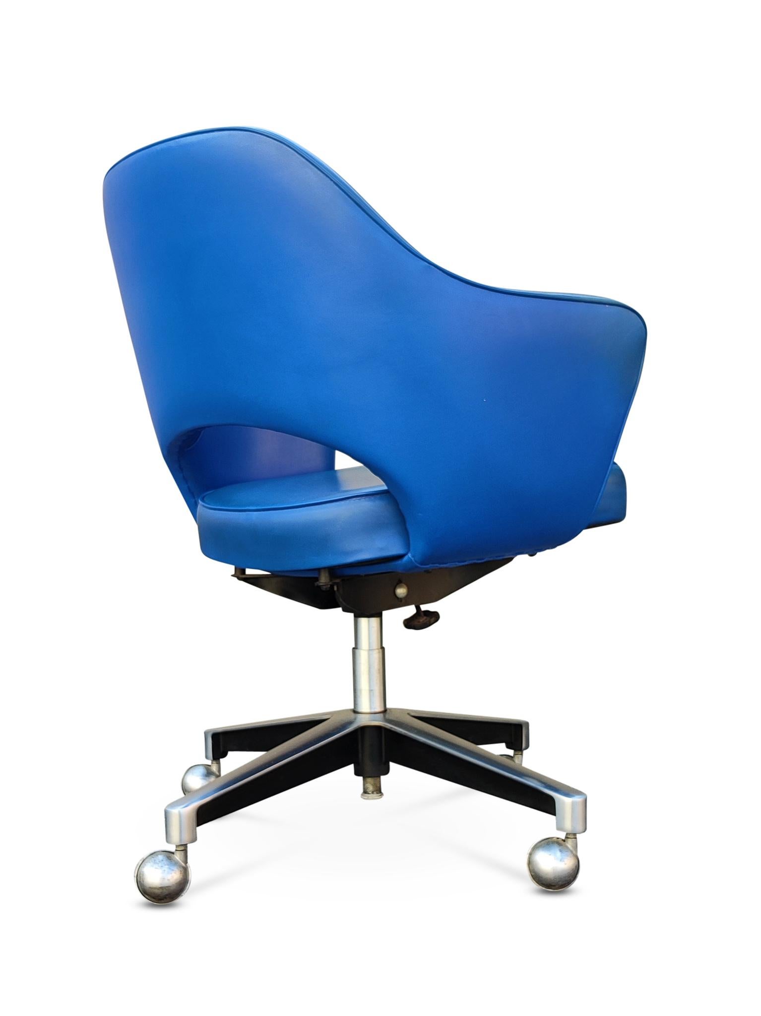 American Early Saarinen Knoll Executive Task or Desk Chair Tilt Swivel Castors Orig Vinyl For Sale