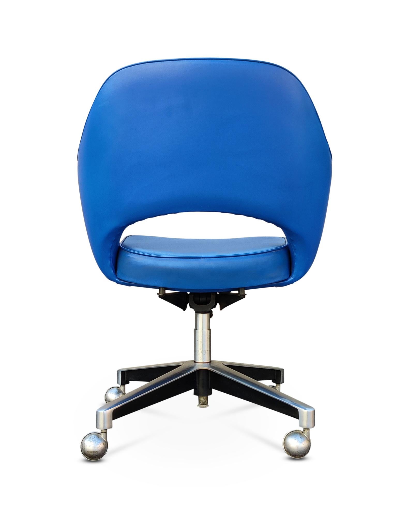 Mid-Century Modern Saarinen Knoll fauteuil de direction ou fauteuil de bureau à roulettes pivotantes et inclinables en vinyle Orig en vente