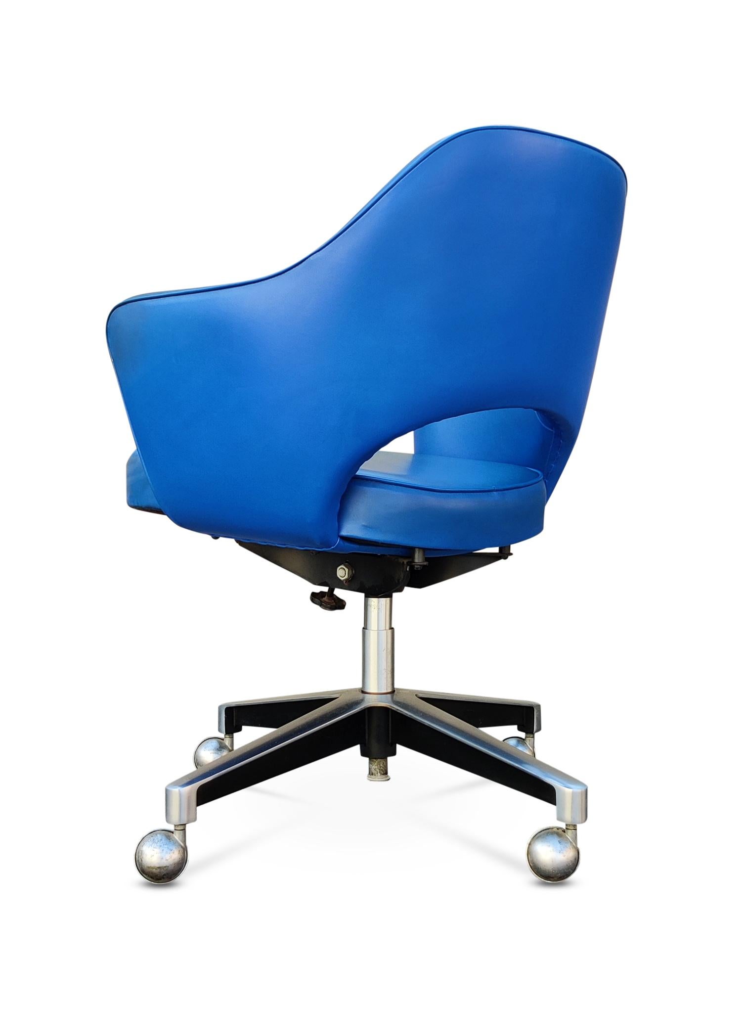 Américain Saarinen Knoll fauteuil de direction ou fauteuil de bureau à roulettes pivotantes et inclinables en vinyle Orig en vente