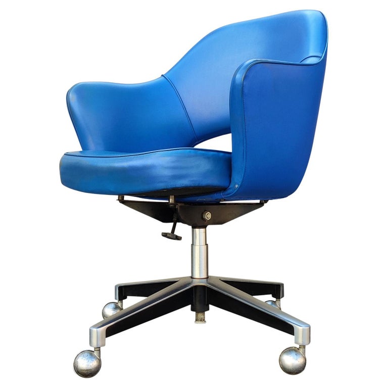Saarinen Knoll fauteuil de direction ou fauteuil de bureau à roulettes  pivotantes et inclinables en vinyle Orig En vente sur 1stDibs