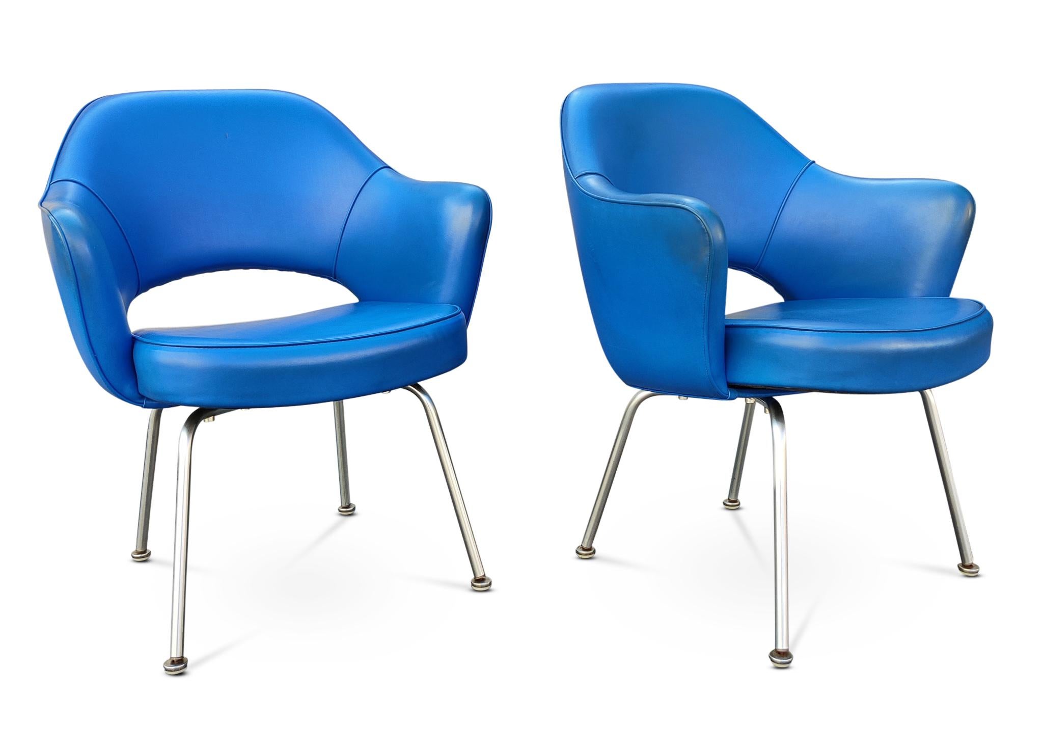Executive armchairs, pair, designed in 1950 by Eero Saarinen for Knoll Associates. These are from the early '50's, both are in fine, clean condition, supple, cushy and ready to use. The original blue vinyl is soft and comfortable, with a couple