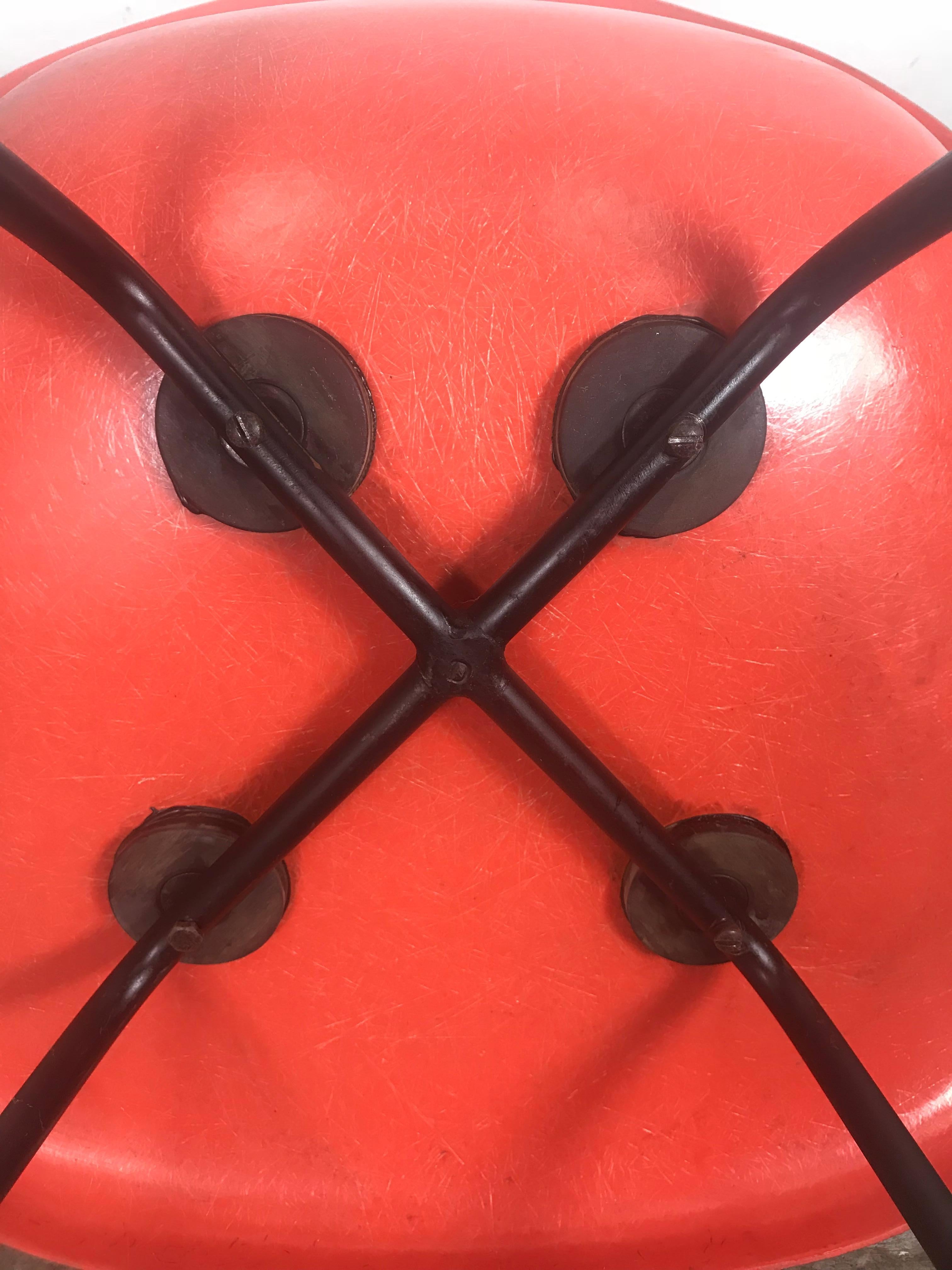 Früher lachsfarbener Charles und Ray Eames Arm Shell Chair, 2. Generation. X-Basis. Erstaunlicher Zustand, behält sauber, knackig Gelcoat, große Kuppeln der Stille Stoßdämpfer Halterungen und solide Eisen X Basis, atemberaubend!