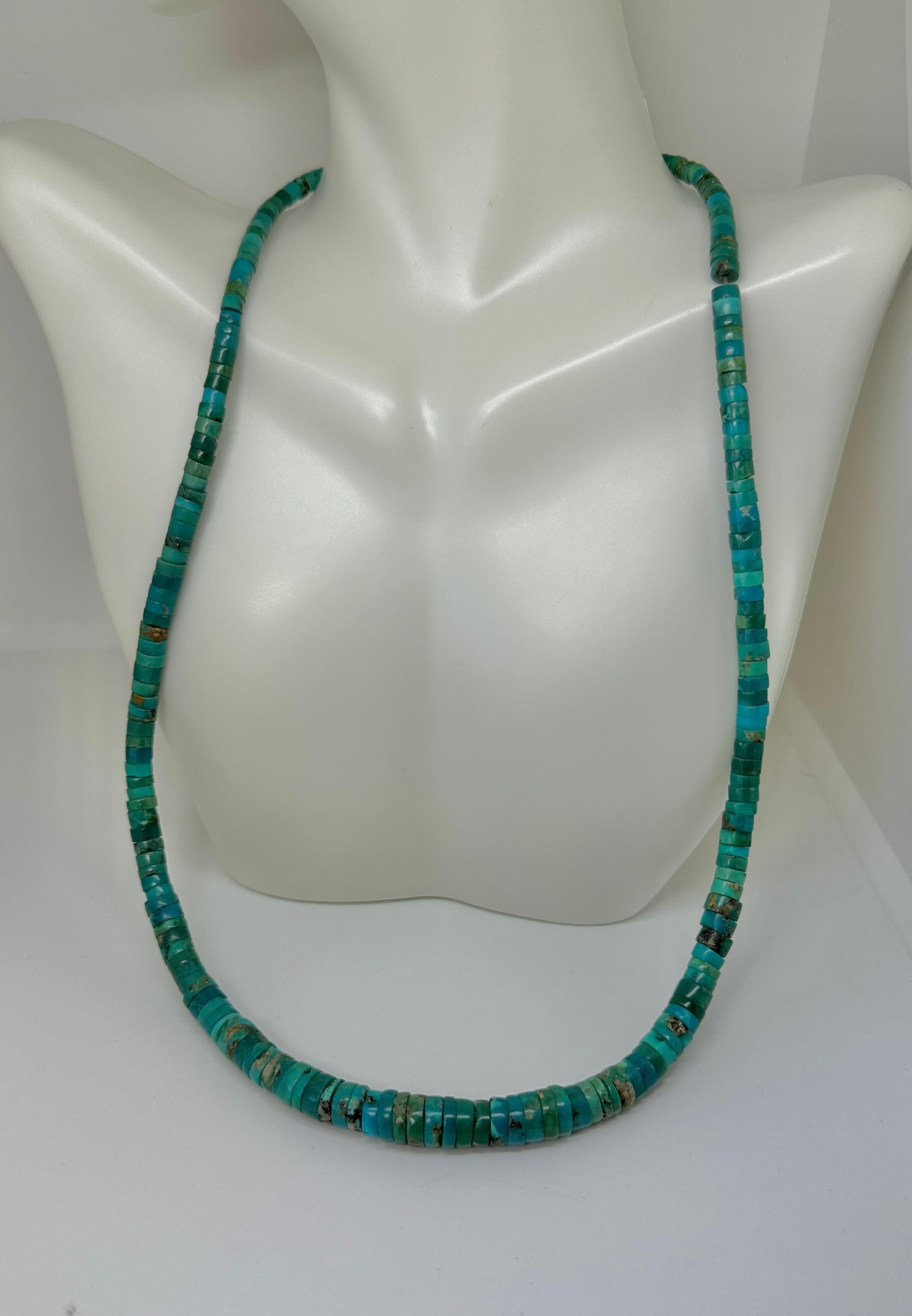 Frühe Santo Domingo Pueblo Greasy Caribbean Blue Green Heishi Türkis-Halskette im Angebot 1