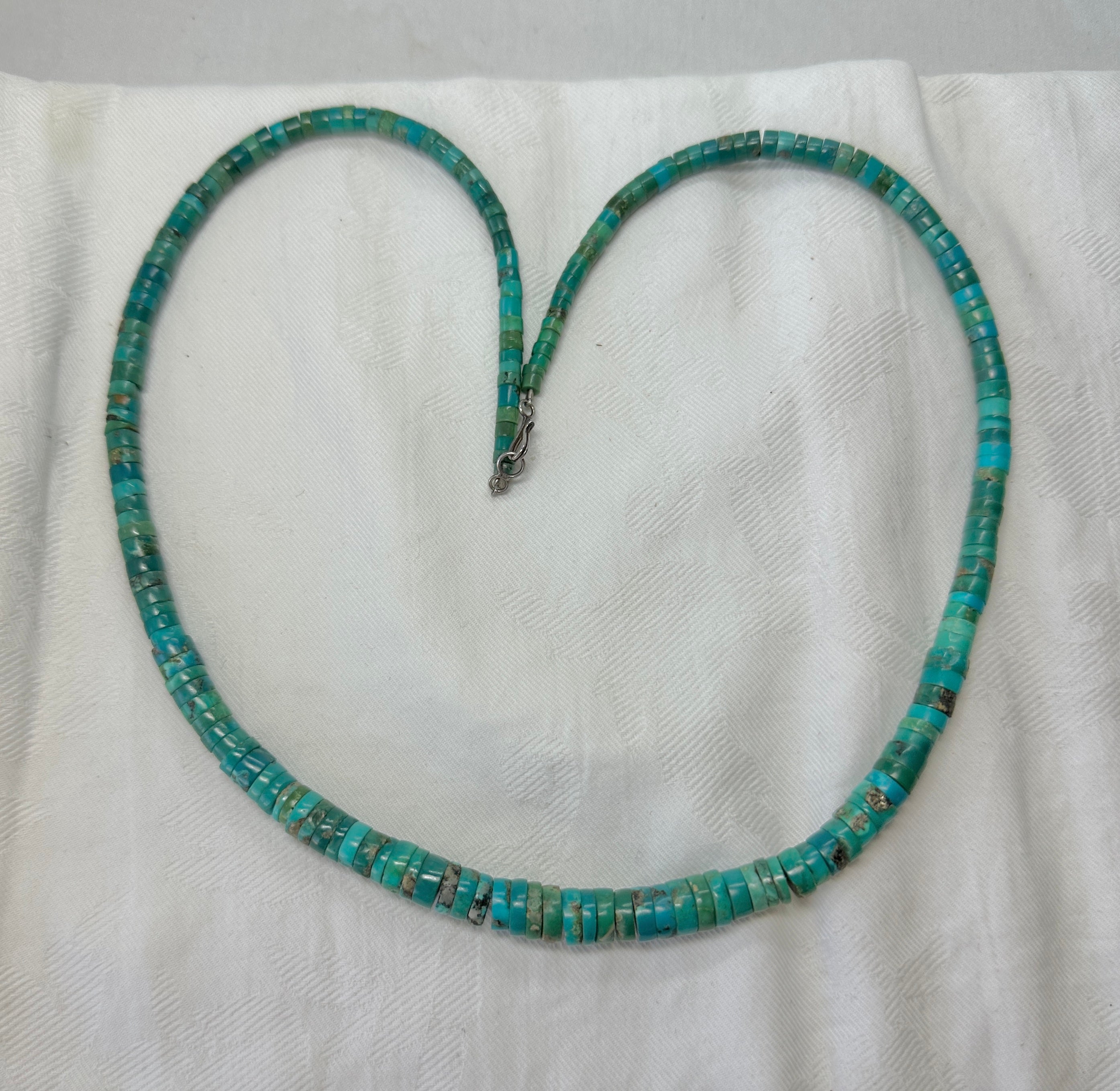 Women's or Men's Early Santo Domingo Pueblo Greasy Caribbean Blue Green Heishi Turquoise Necklace For Sale