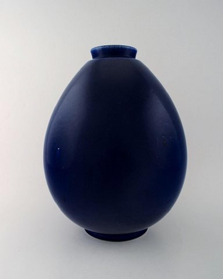 Early Saxbo (Denmark), large drop shaped ceramic vase in modern design.
Beautiful dark blue glaze.
Early stamp. (Yin Yang)
Measures: 26 cm. x 22 cm.
In perfect condition.

 