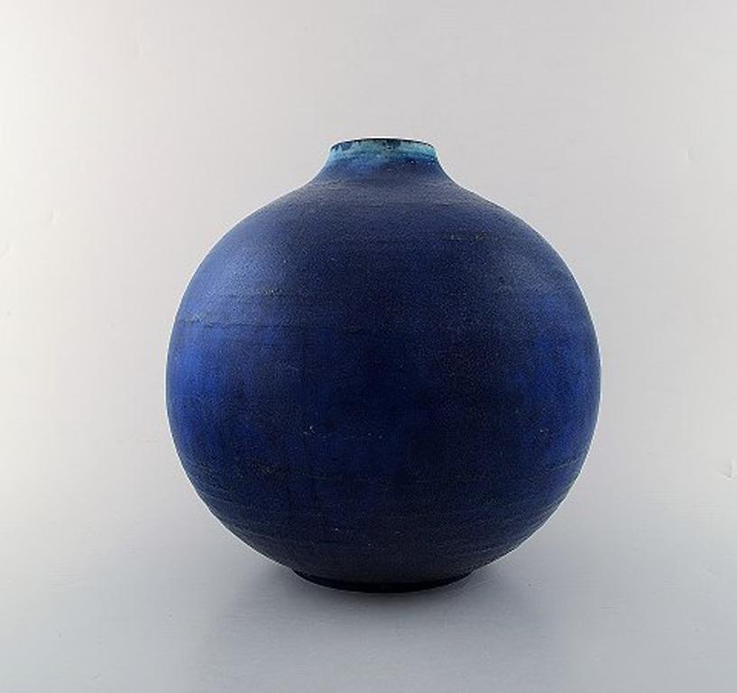 Early Saxbo, large spherical shaped ceramic vase in modern design.
Exceptionally beautiful glaze in many shades of blue, circa 1930.
Early stamp.
Measures: 29 x 26 cm.
In very good condition.