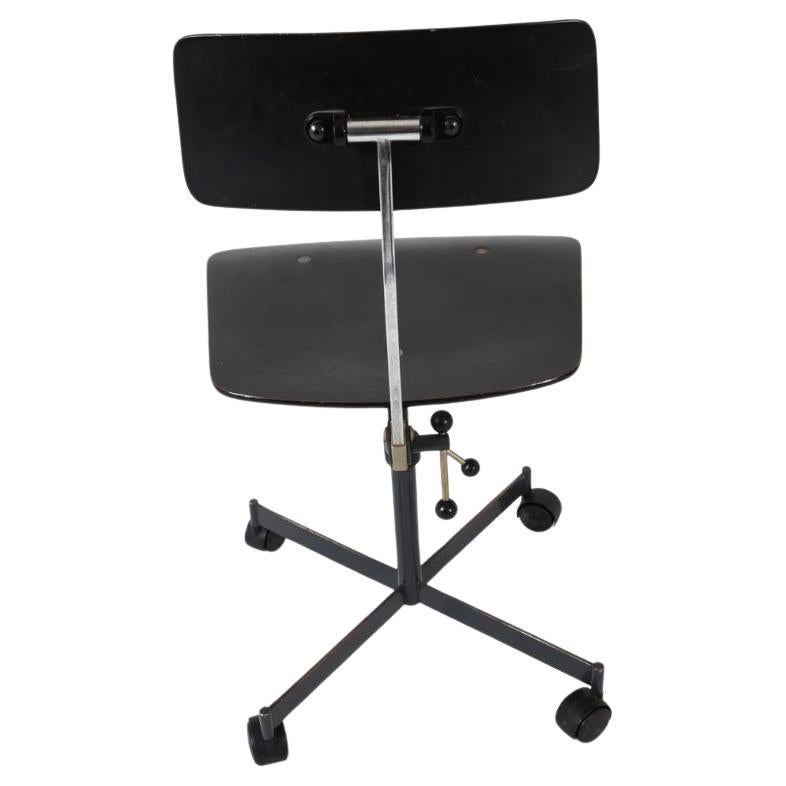 Sedia moderna scandinava Kevi di Jorgen Rasmussen per Fritz Hansen. Realizzato negli anni '50, presenta una base in compensato e metallo laccato nero con rotelle. Un'etichetta vaga appare sul lato inferiore. Buone condizioni originali d'epoca,