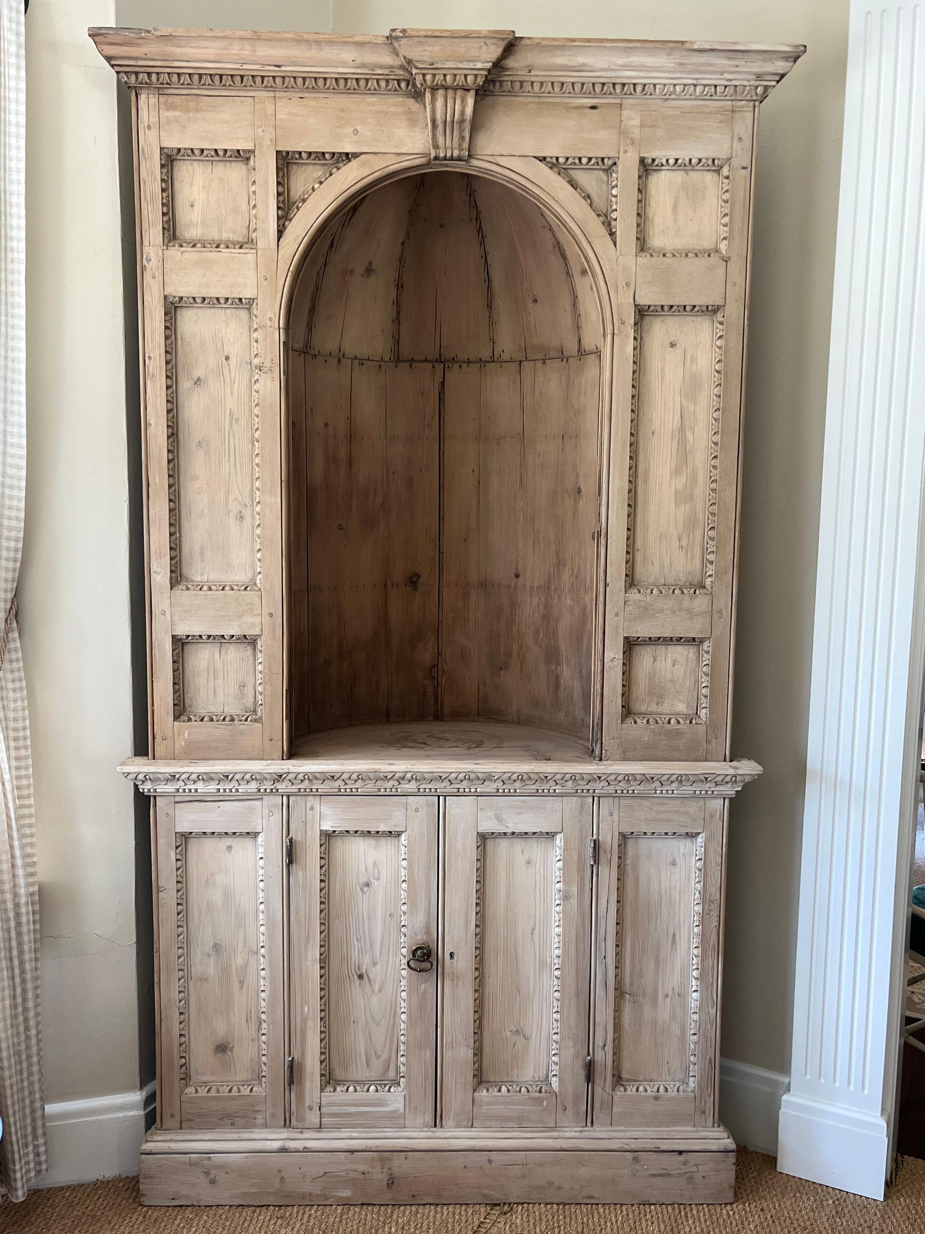 Armario esquinero de pino escandinavo antiguo con gruta interior abovedada en venta 6