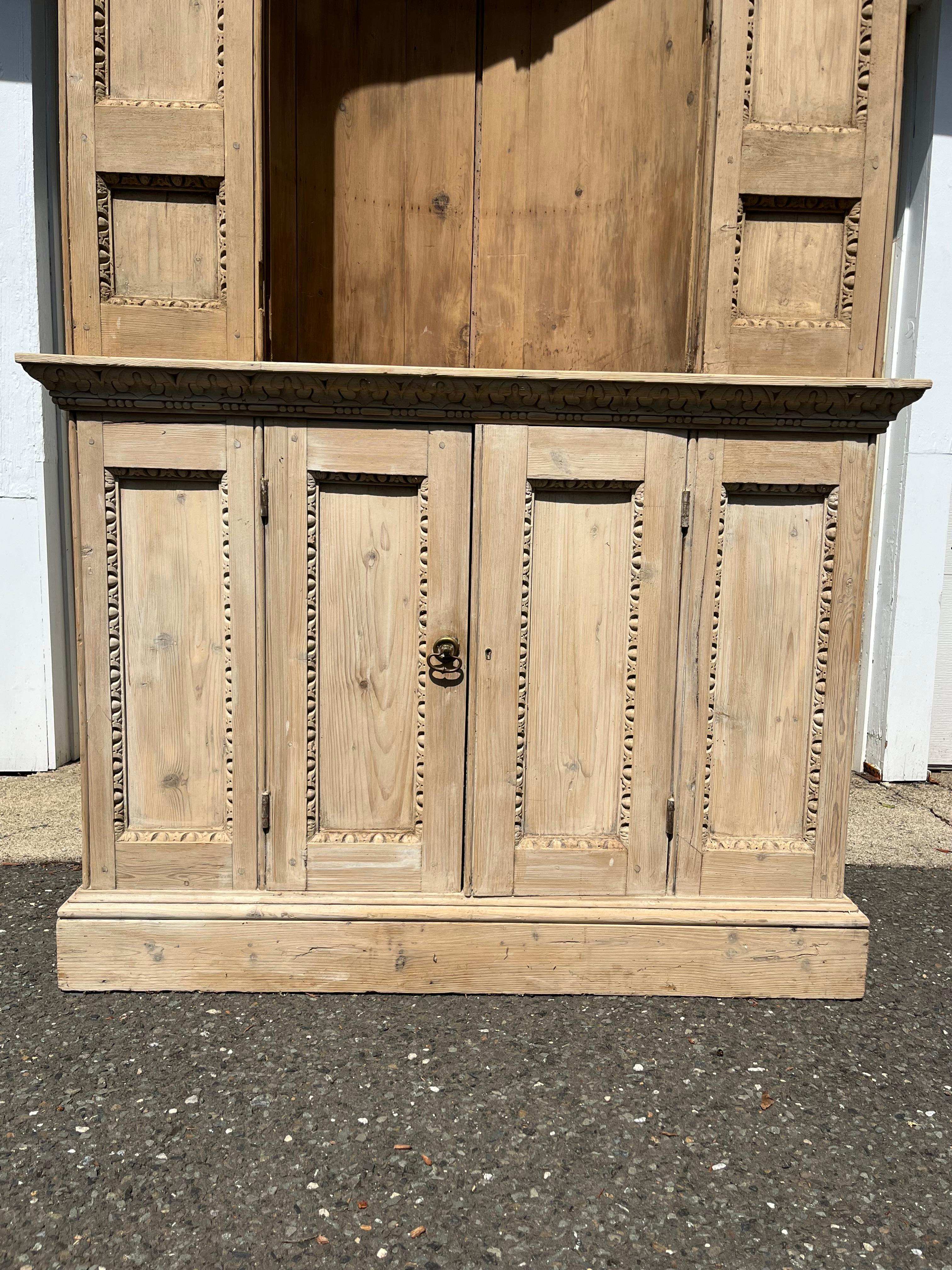 Armario esquinero de pino escandinavo antiguo con gruta interior abovedada en venta 9