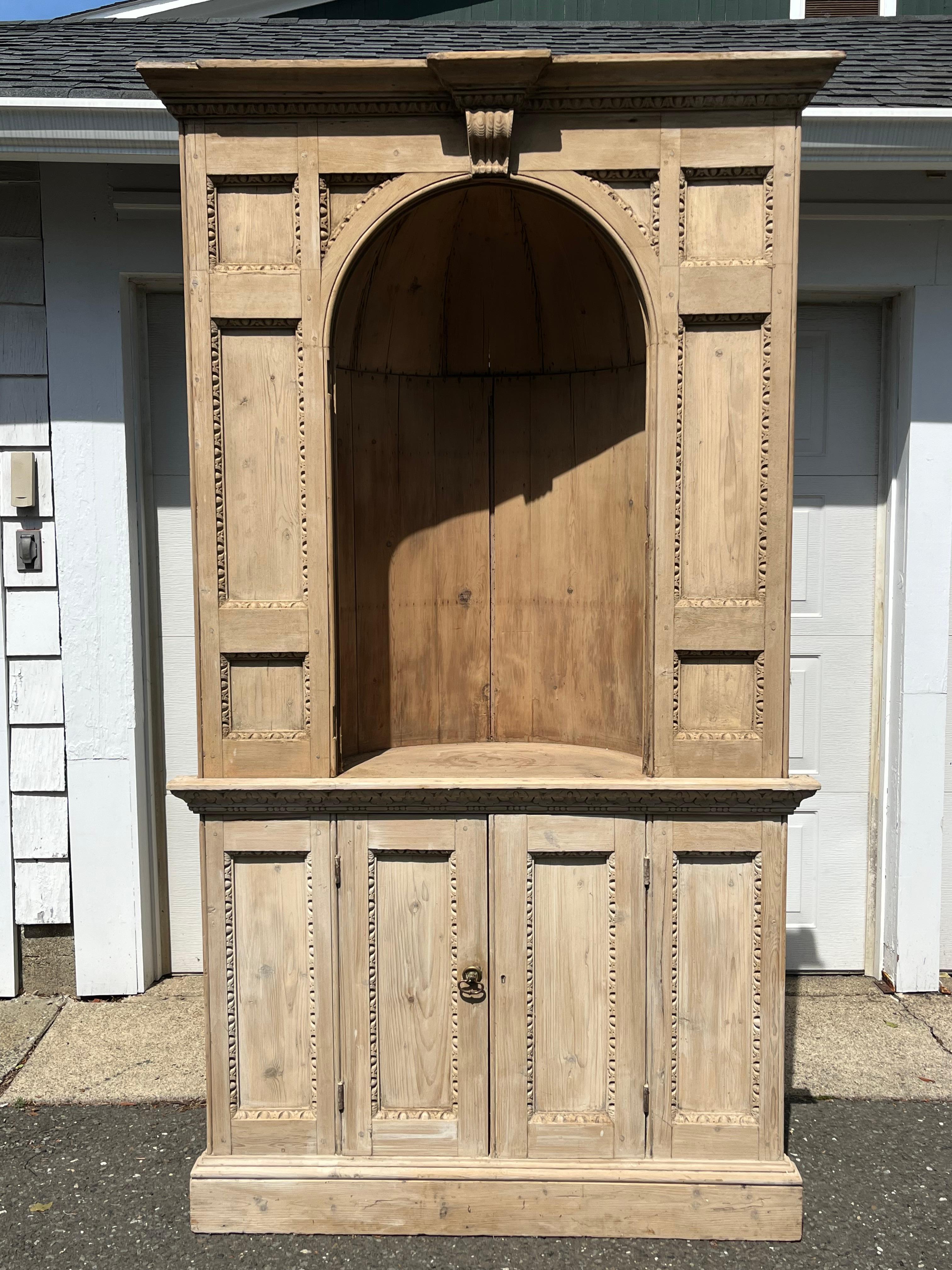 Armario esquinero de pino escandinavo antiguo con gruta interior abovedada en venta 13