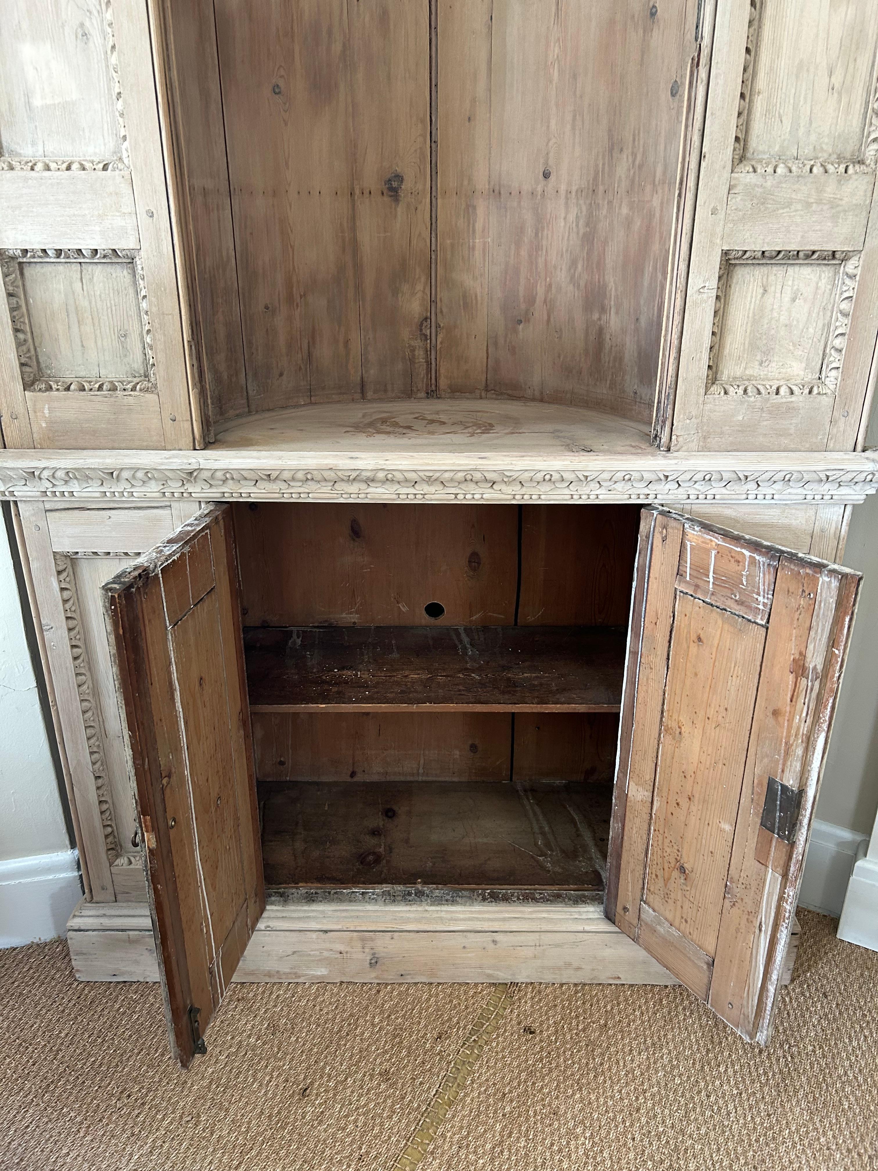 Armario esquinero de pino escandinavo antiguo con gruta interior abovedada Gustaviano en venta