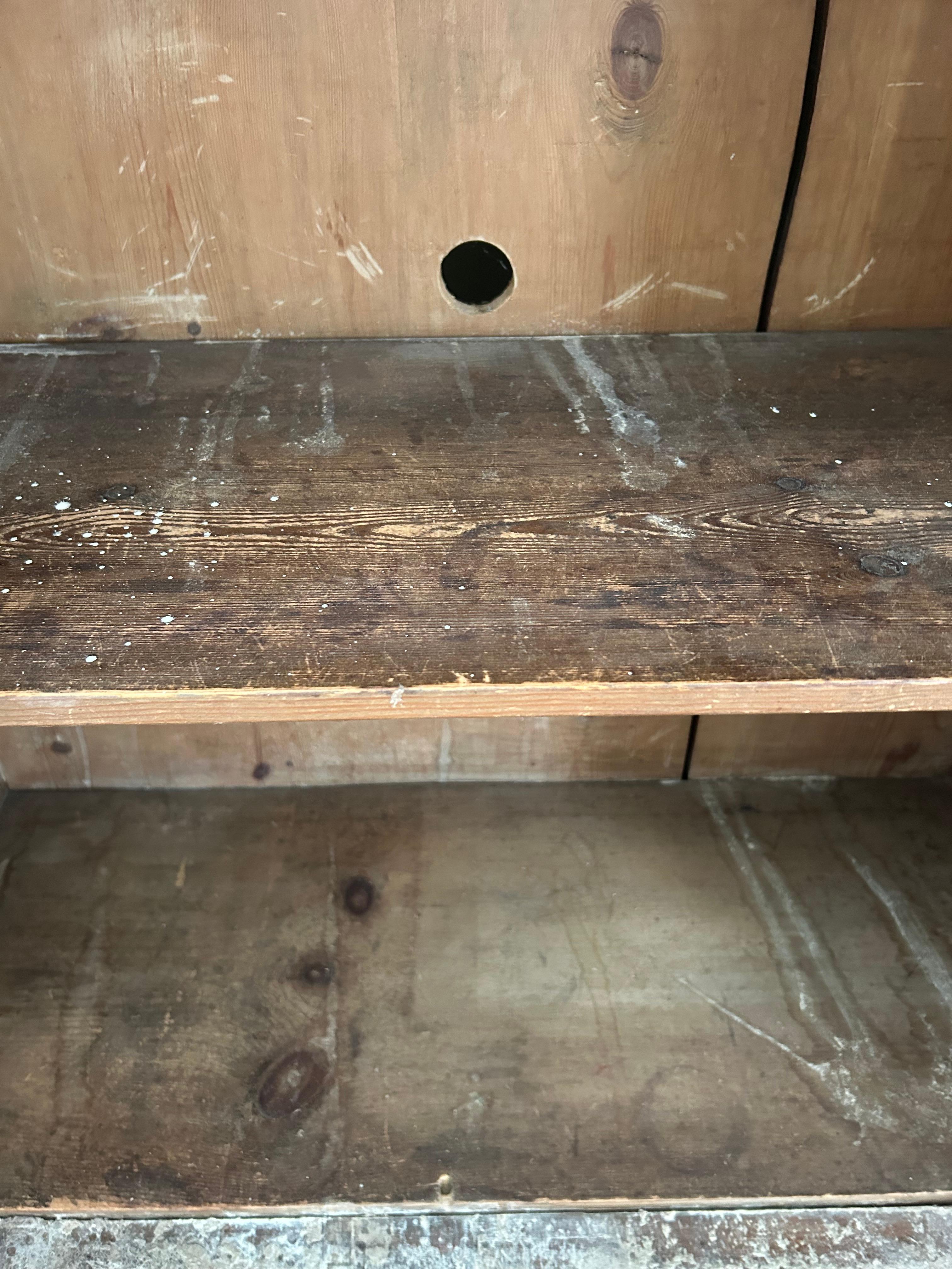 Armario esquinero de pino escandinavo antiguo con gruta interior abovedada Sueco en venta