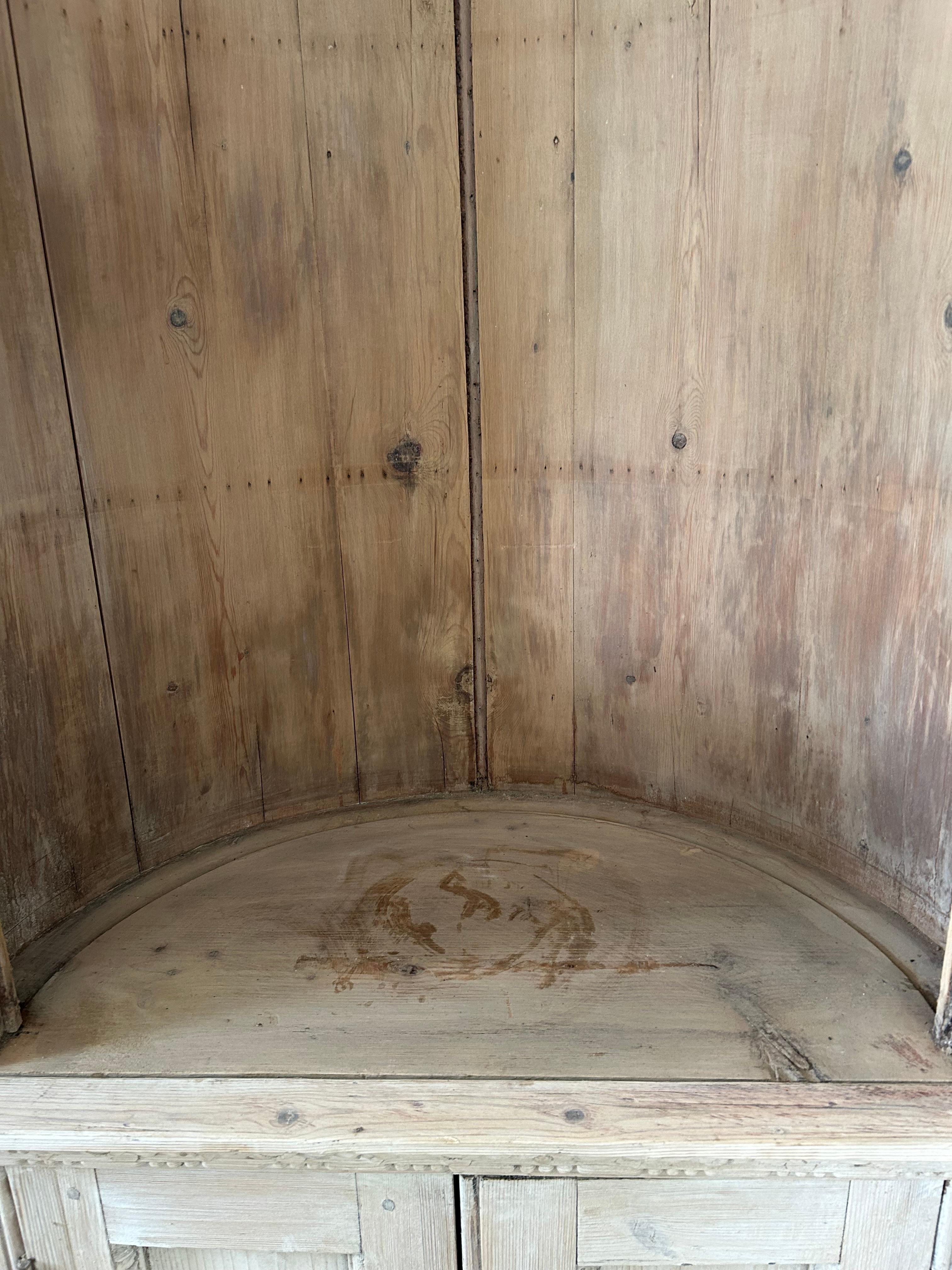 Armario esquinero de pino escandinavo antiguo con gruta interior abovedada siglo XVIII y antes en venta