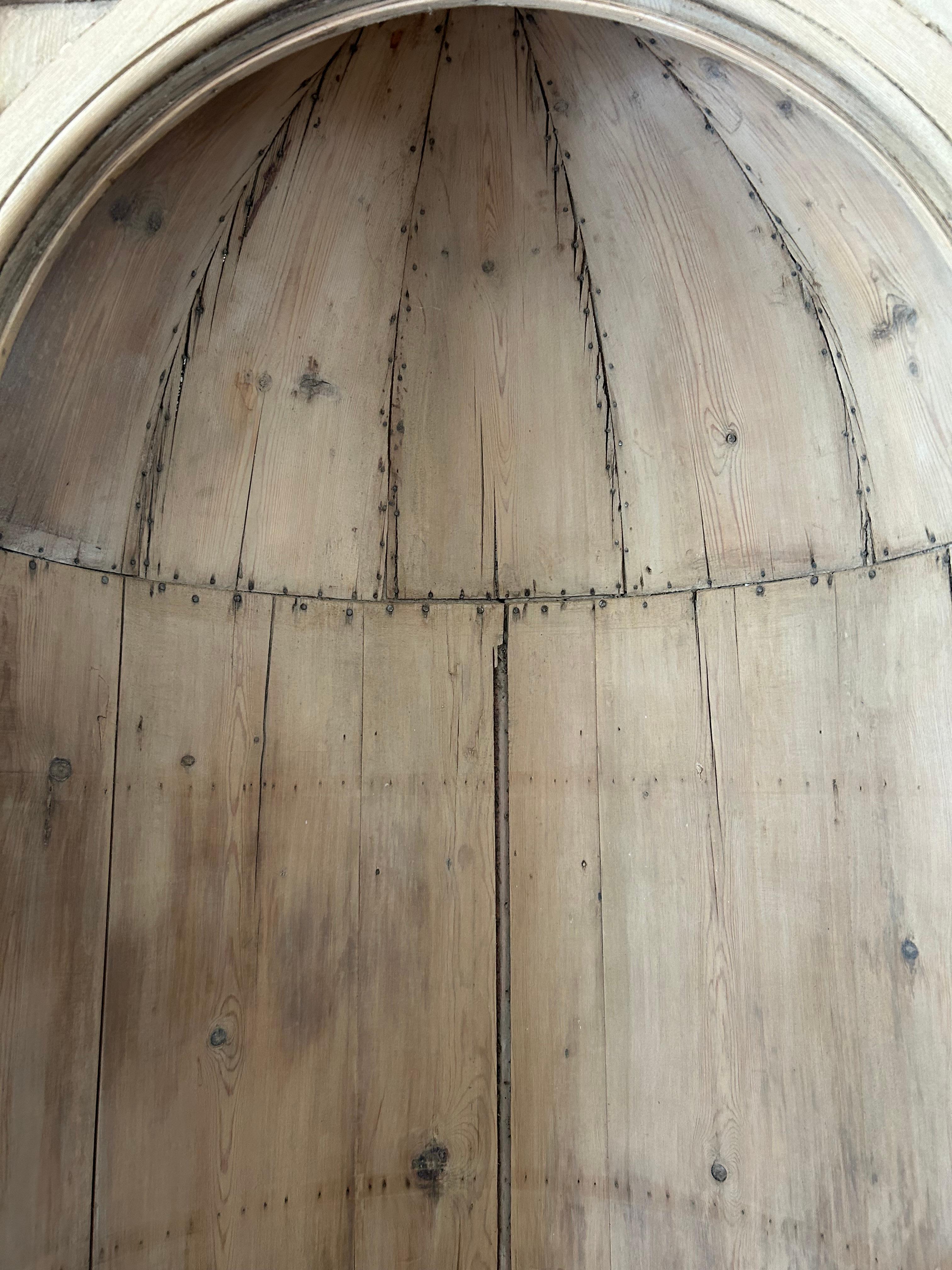 Armario esquinero de pino escandinavo antiguo con gruta interior abovedada Pino en venta