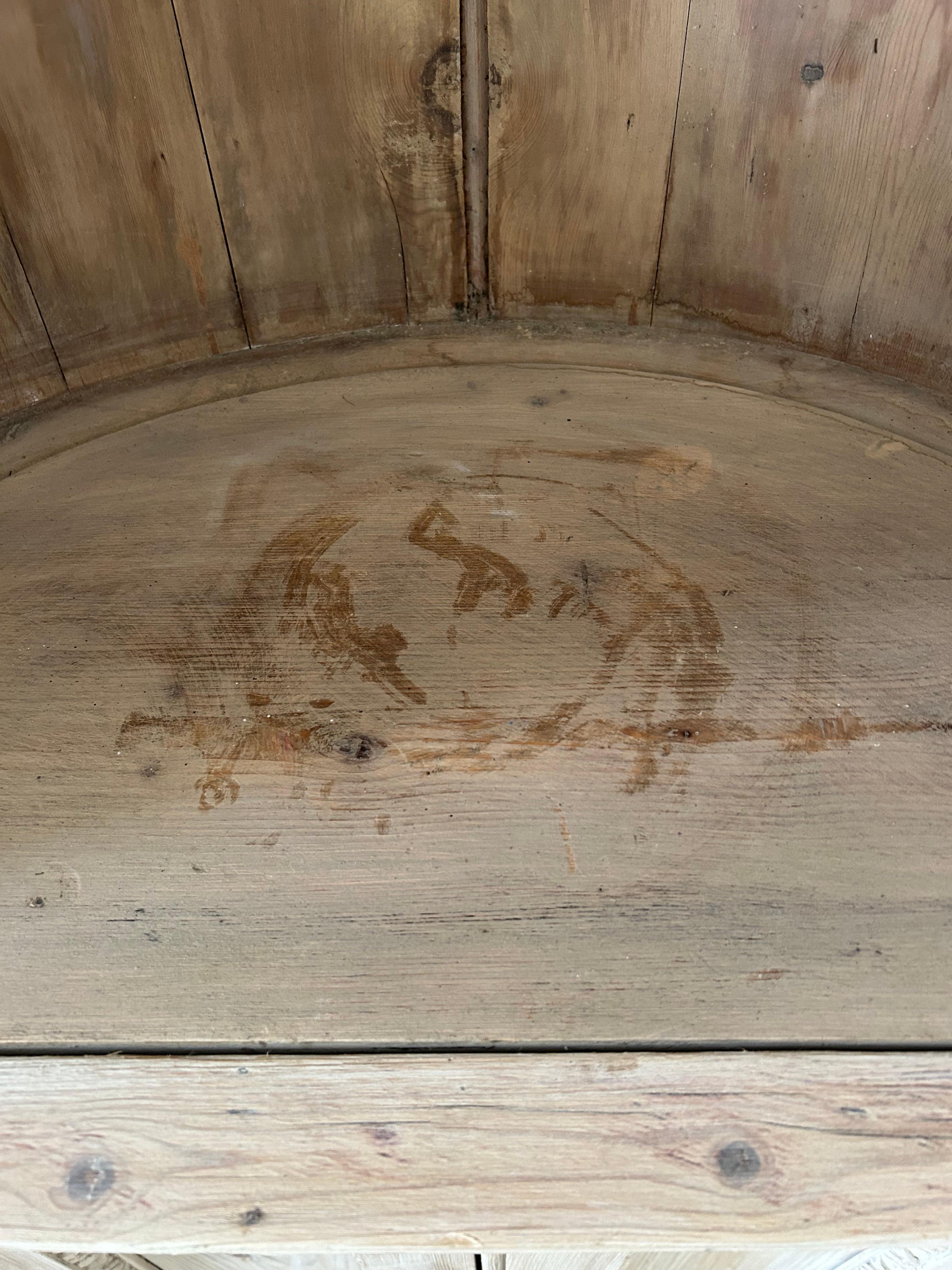 Armario esquinero de pino escandinavo antiguo con gruta interior abovedada en venta 1