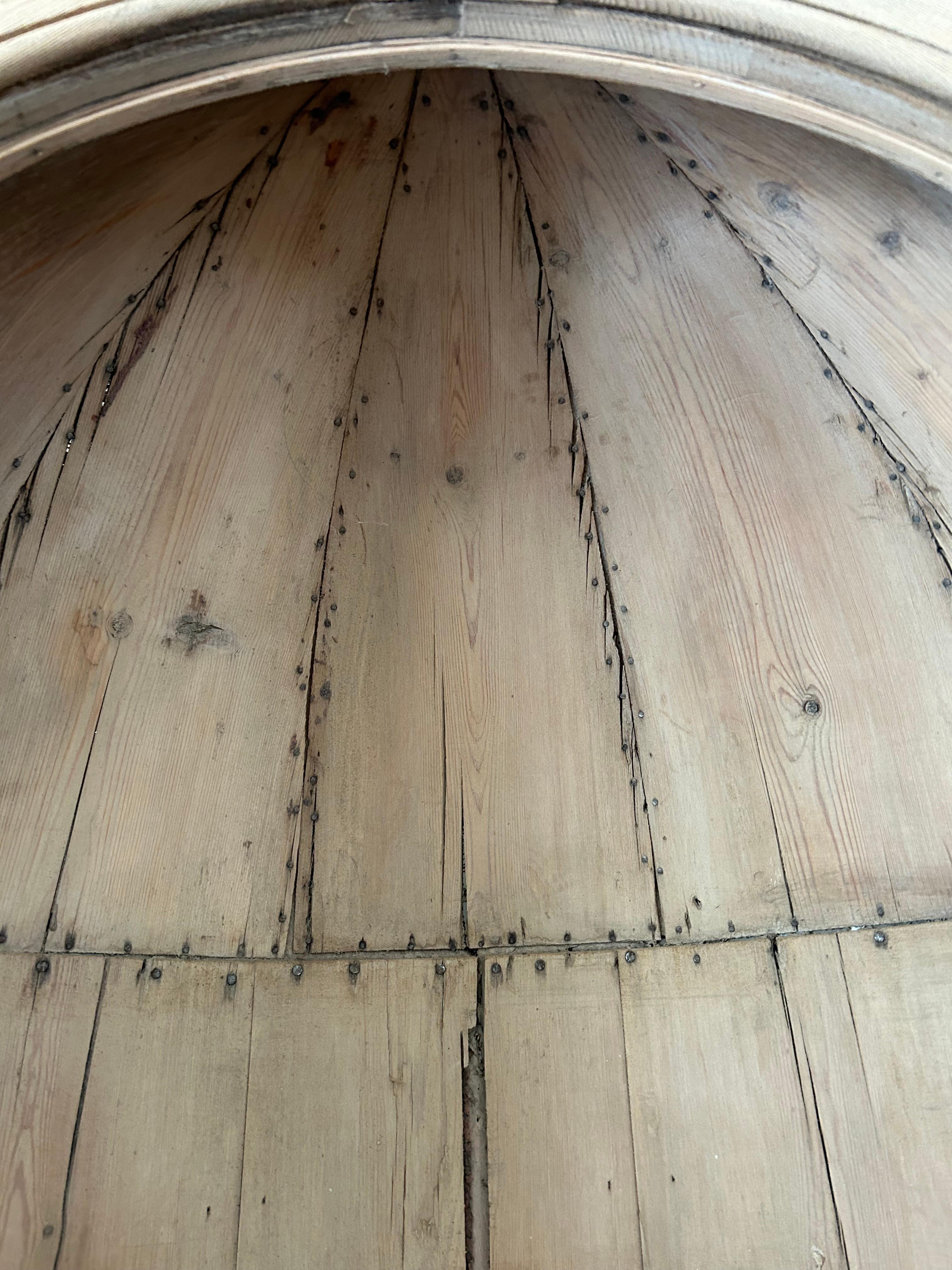 Armario esquinero de pino escandinavo antiguo con gruta interior abovedada en venta 2