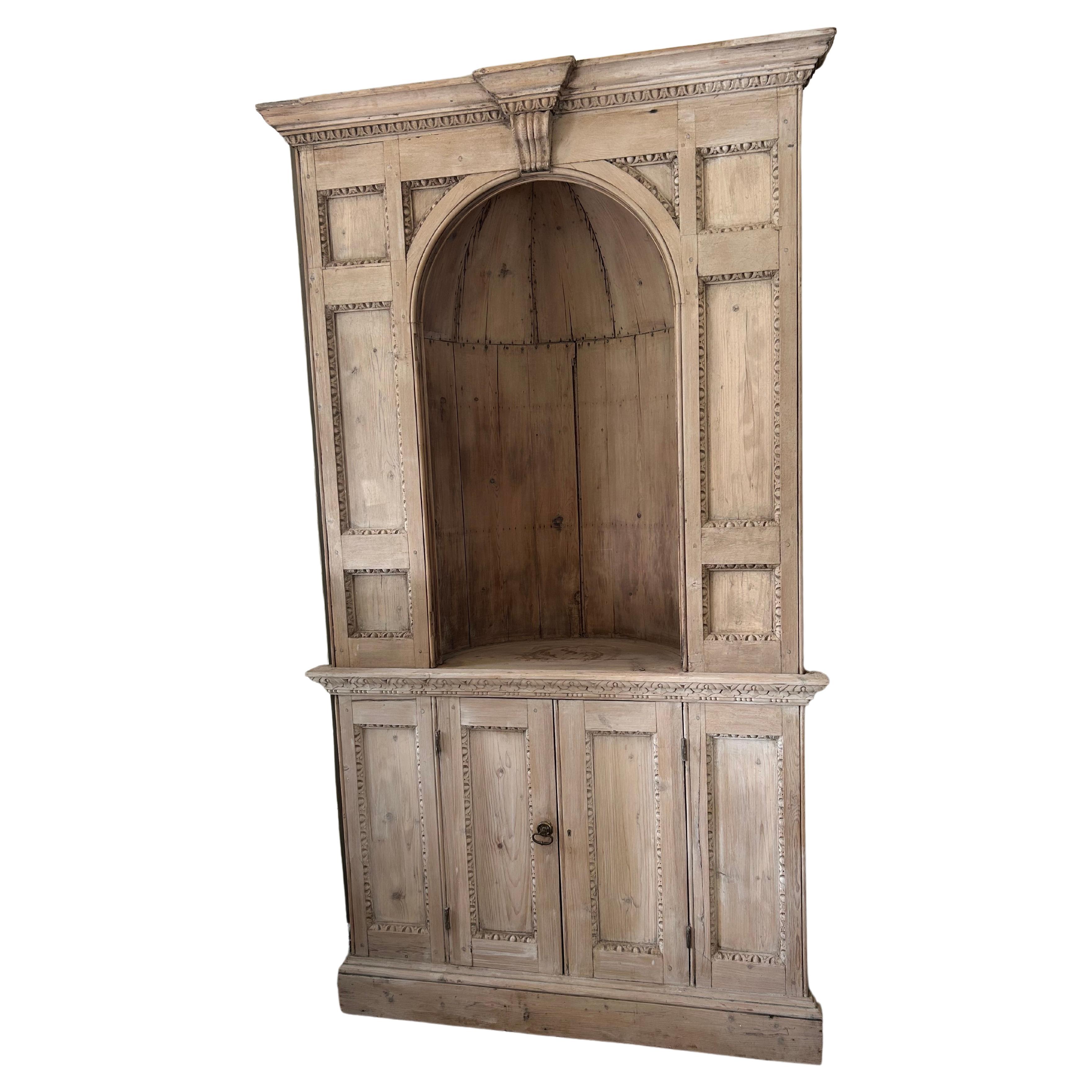 Armario esquinero de pino escandinavo antiguo con gruta interior abovedada