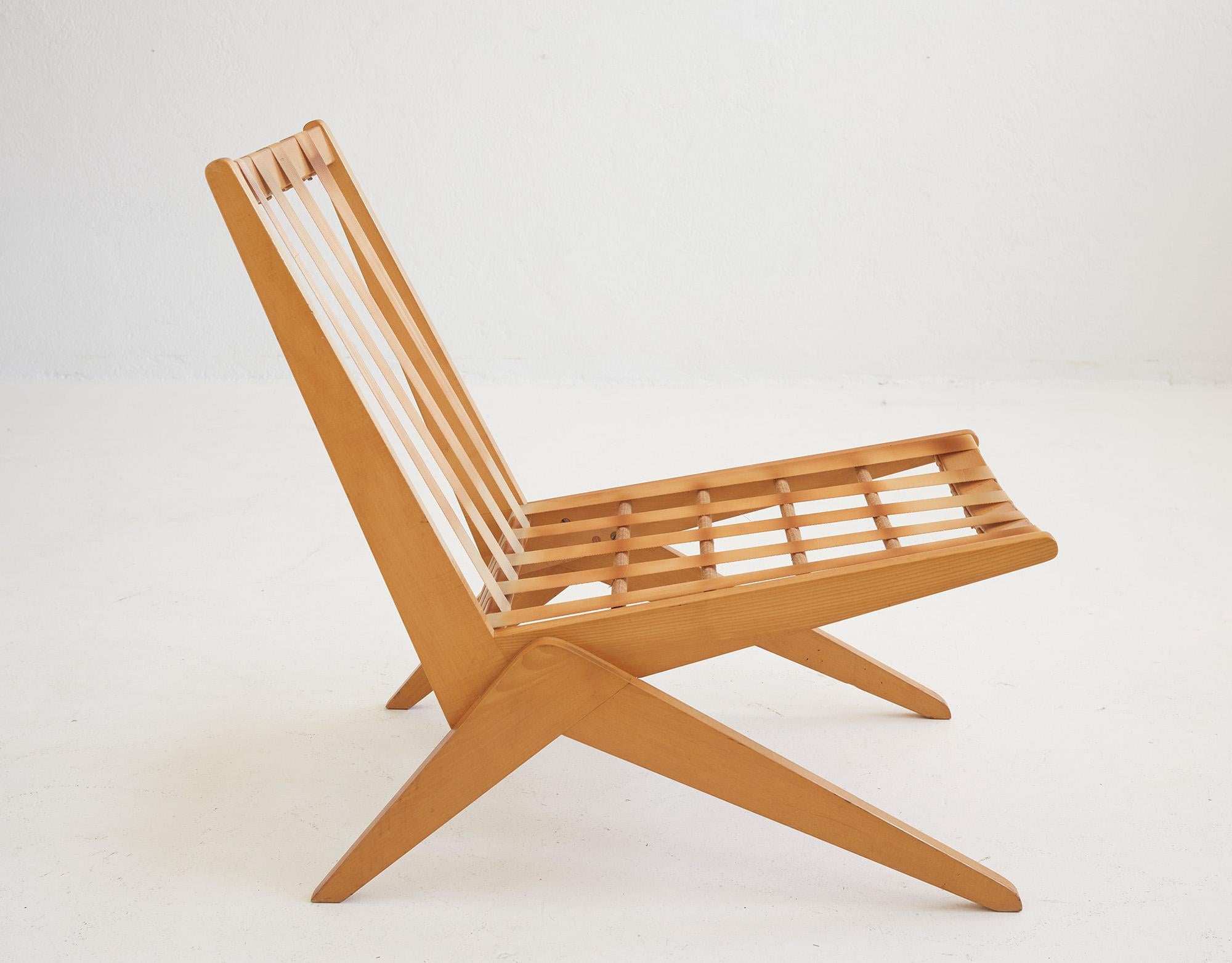 Lounge chair designed by Pierre Jeanneret and produced in its first version by Wohnbedarf, Switzerland.

This sculptural armchair takes its name from the shape of its scissor base, an antecedent of the compass base of Pierre Jeanneret's armchairs