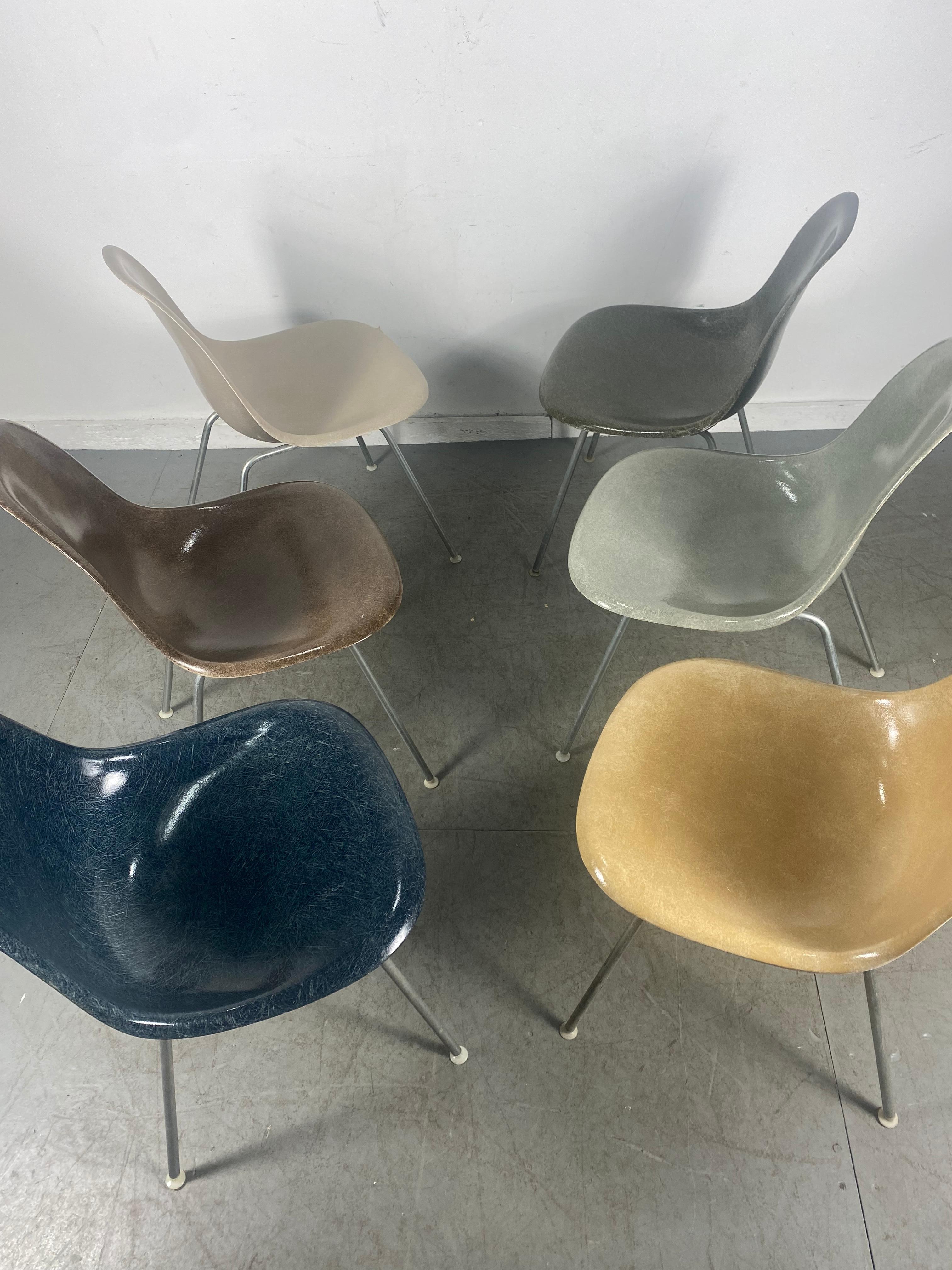 Early Set 6 Charles and Ray Eames Fiberglass Side Shell Chairs, Herman Miller 3